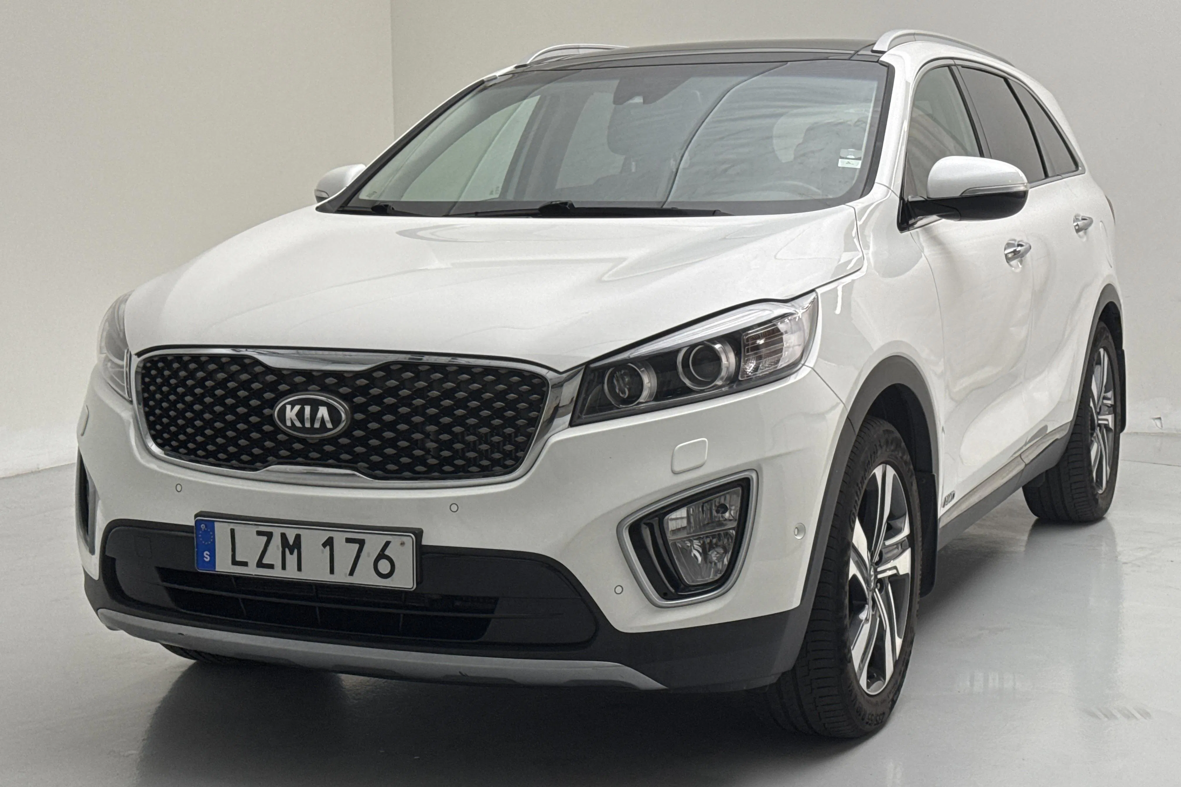 Presentationsfoto 1 av 18: KIA Sorento 2.2 CRDi (200hk) - 21 308 mil - Automat - vit - 2016