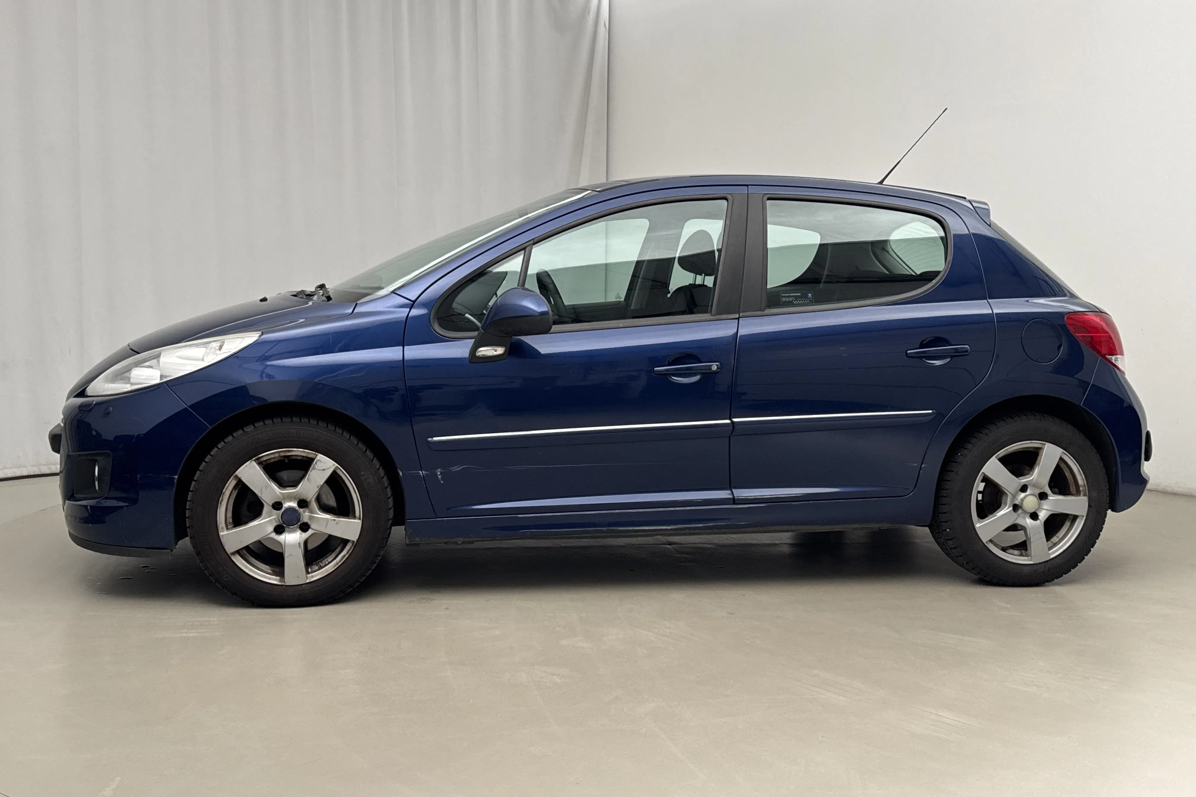 Presentationsfoto 2 av 14: Peugeot 207 1.6 VTi 5dr (120hk) - 14 468 mil - Automat - Mörkblå - 2010