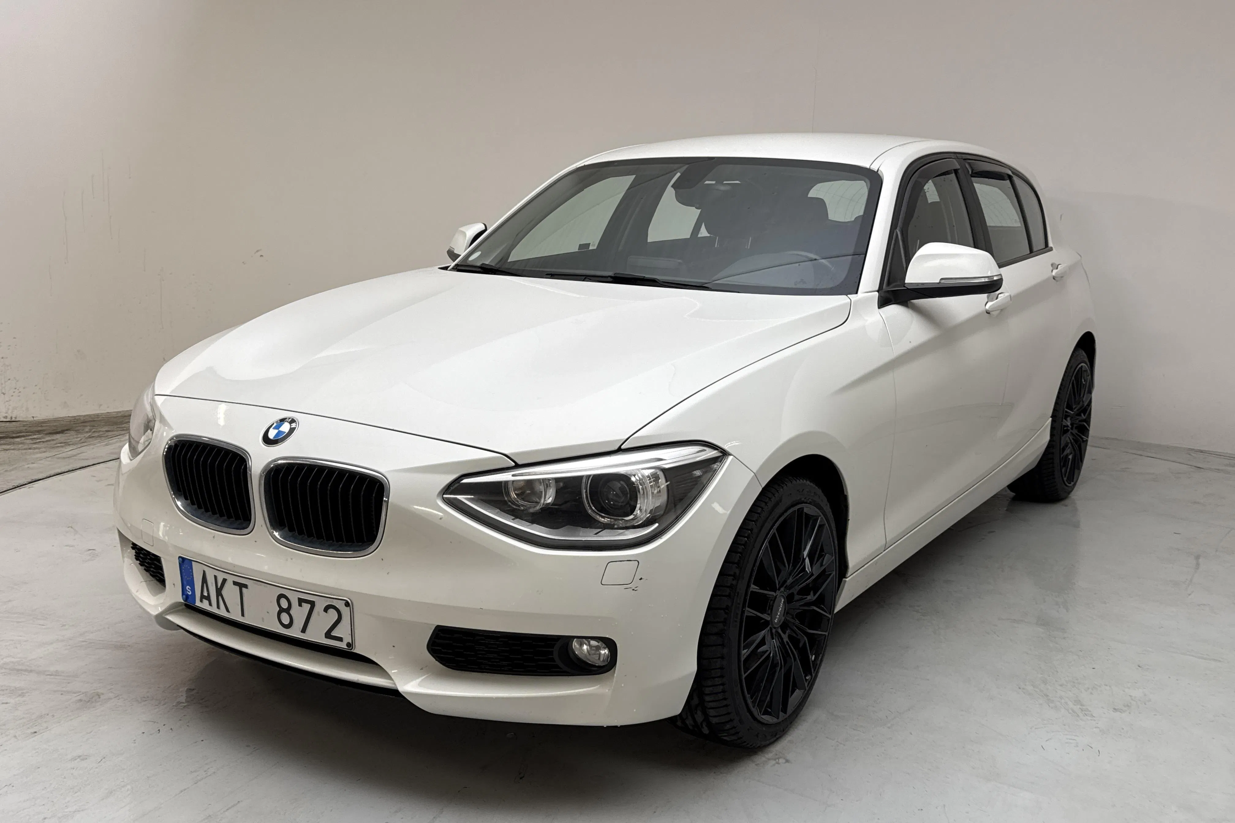 Presentation photo 1 of 12: BMW 116i 5dr, F20 (136hk) - 107 520 km - Manual - white - 2014