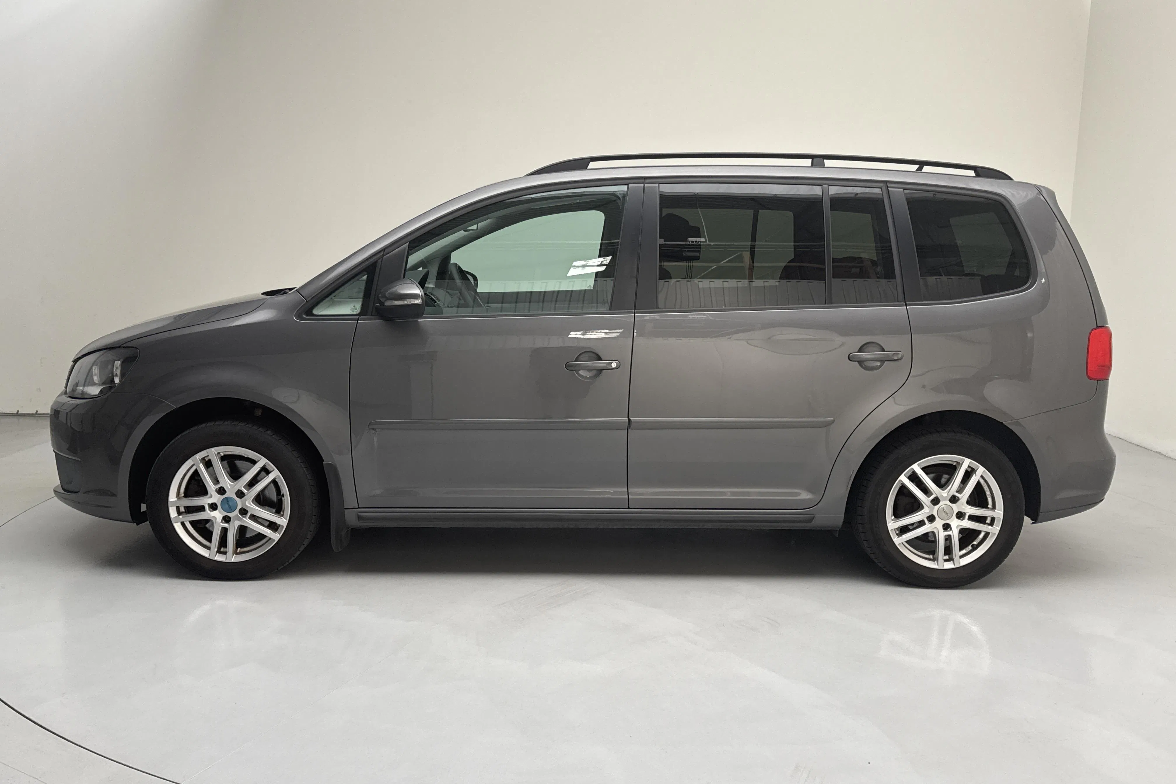 Presentation photo 2 of 13: VW Touran 1.4 TSI (140hk) - 182 400 km - Manual - dark grey - 2014