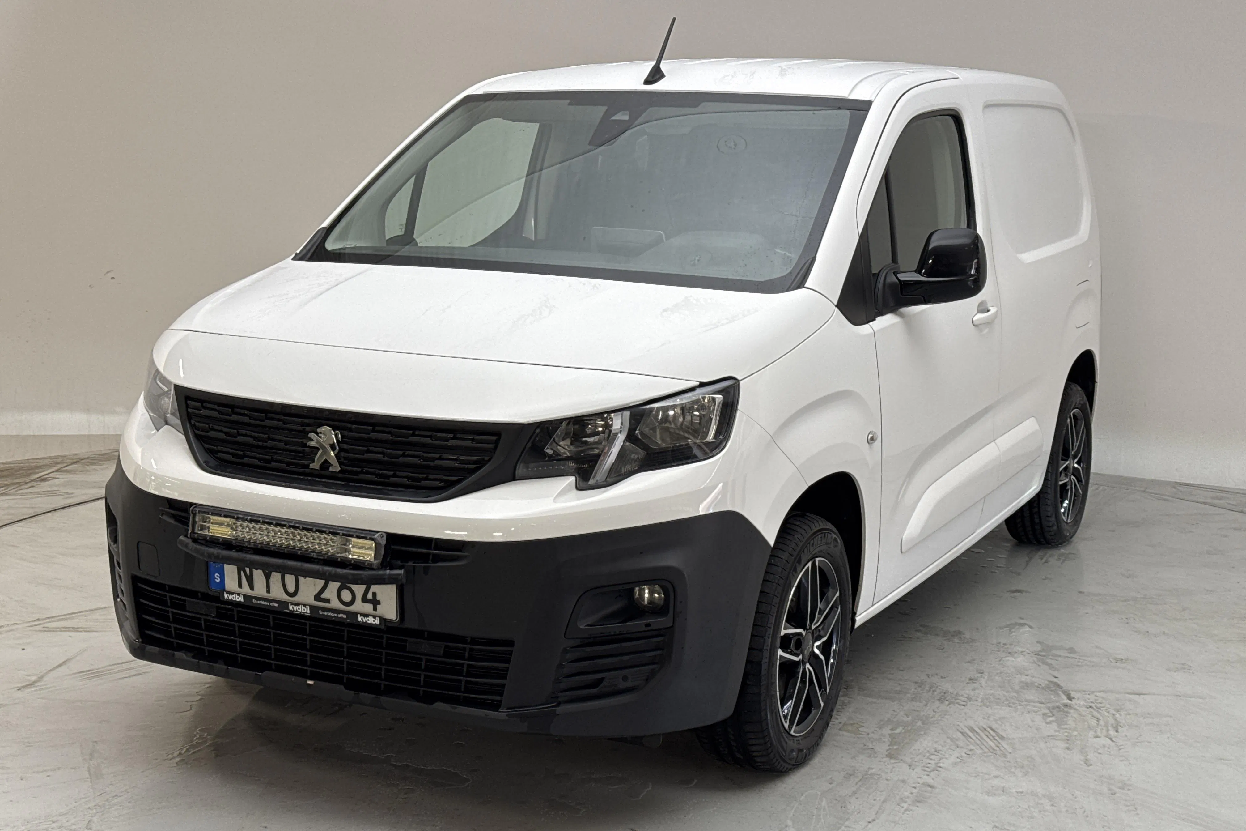 Presentationsfoto 1 av 12: Peugeot Partner 1.5 HDI Skåp (75hk) - 13 851 mil - Manuell - vit - 2021