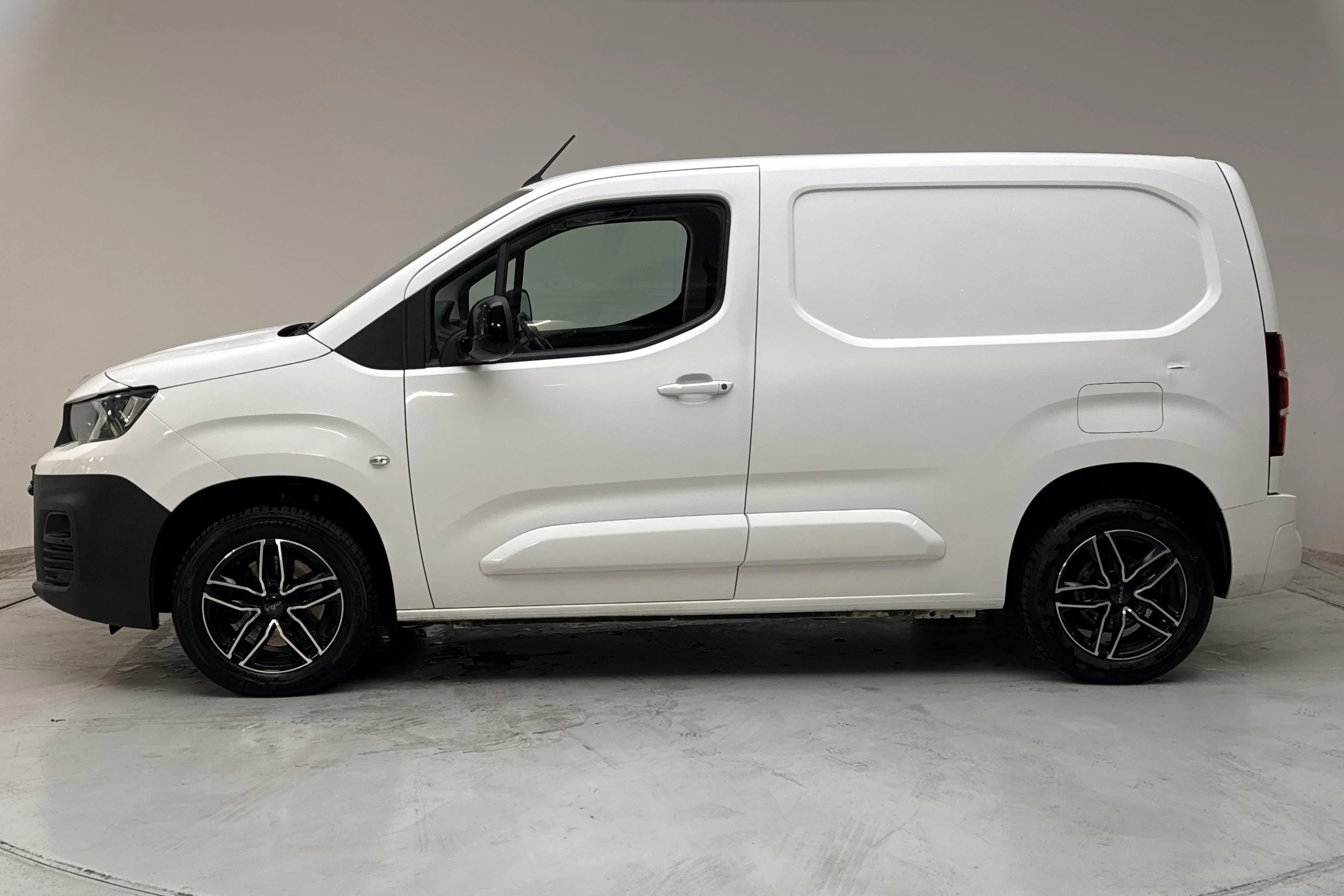 Presentationsfoto 2 av 12: Peugeot Partner 1.5 HDI Skåp (75hk) - 13 851 mil - Manuell - vit - 2021