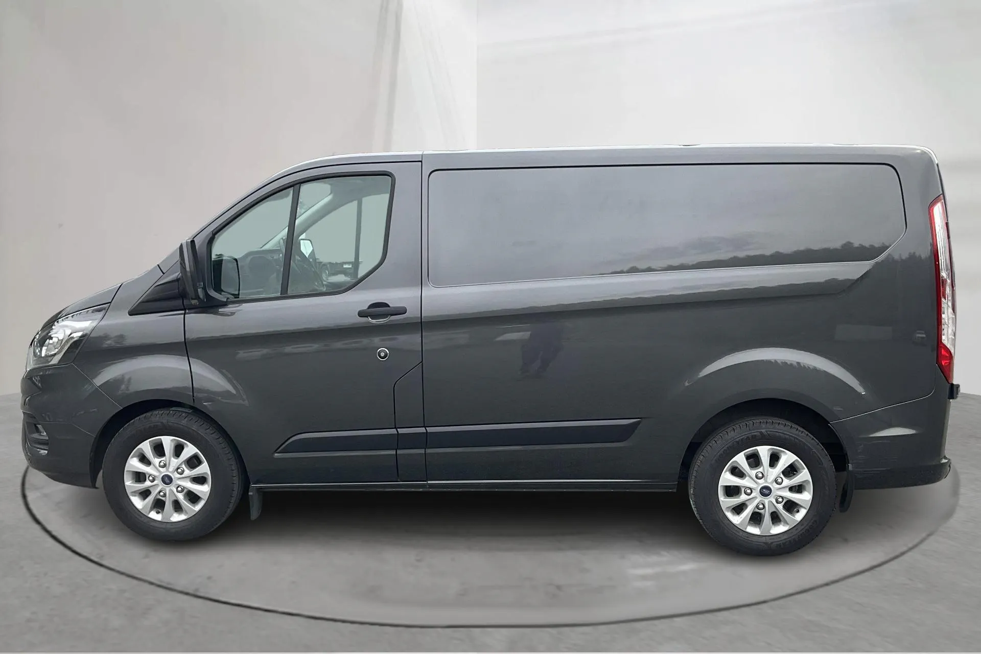 Presentationsfoto 2 av 14: Ford Transit Custom 300 (130hk) - 10 675 mil - Automat - grå - 2024
