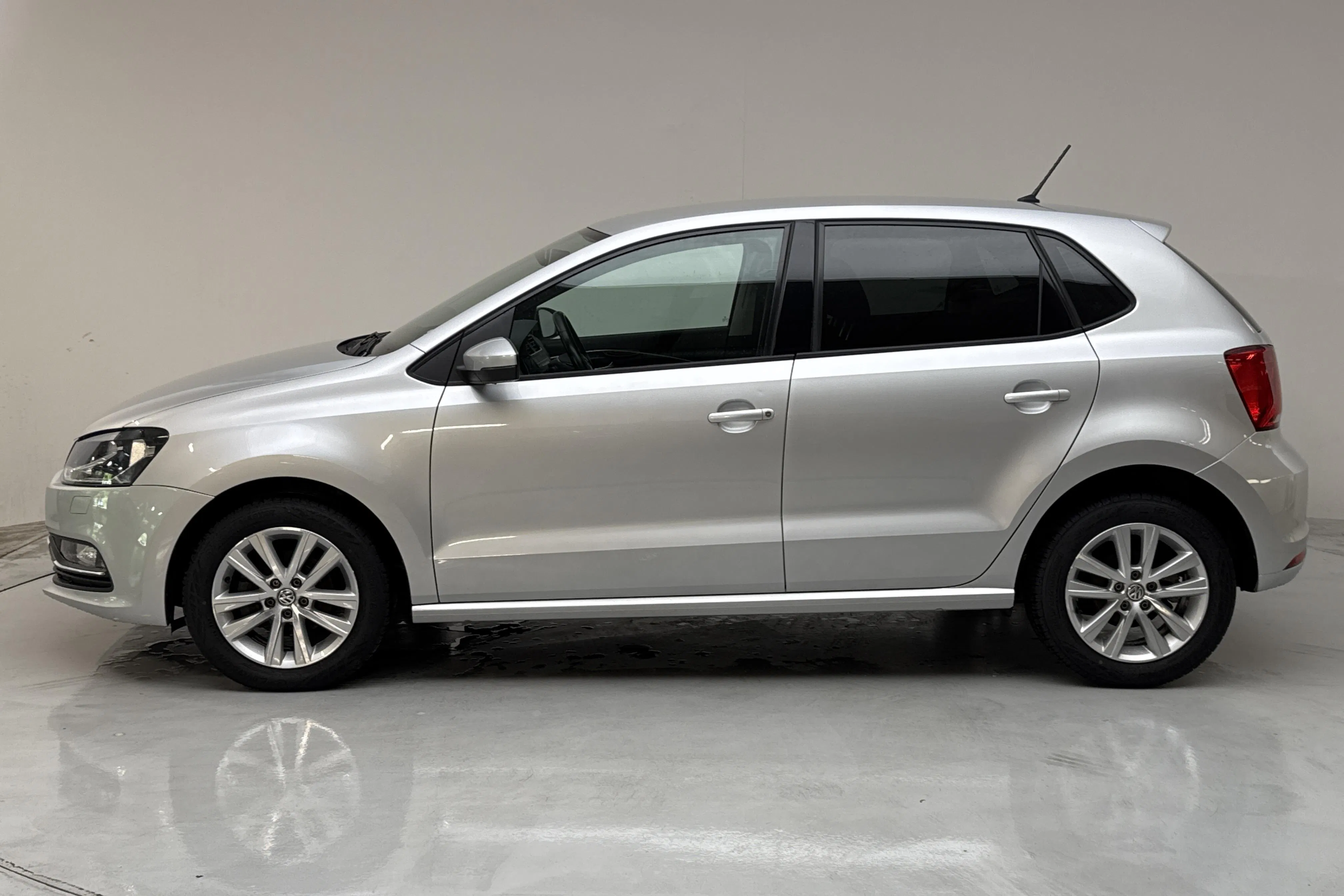 Presentationsfoto 2 av 12: VW Polo 1.2 TSI 5dr (90hk) - 7 392 mil - Manuell - silver - 2016