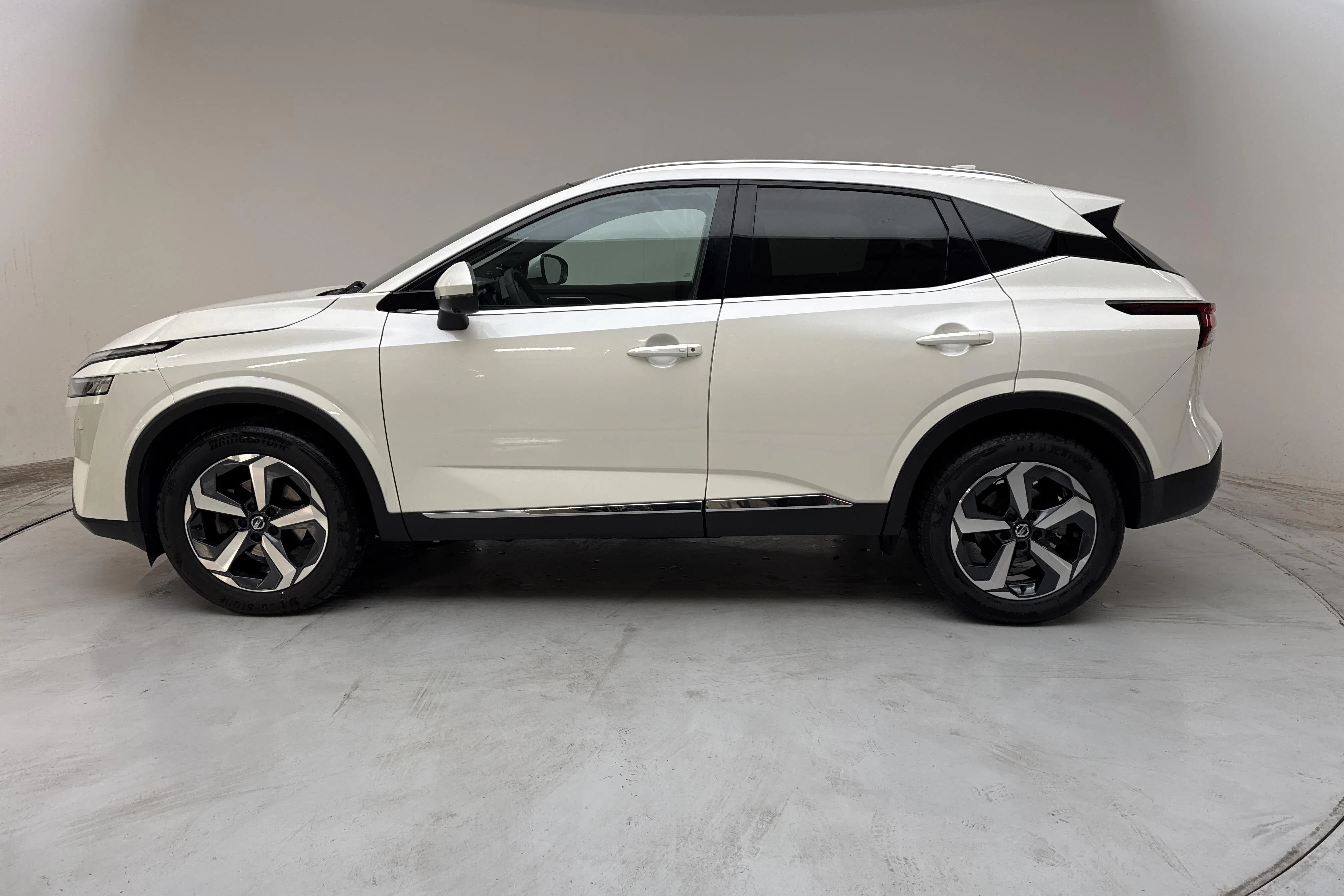 Presentationsfoto 2 av 14: Nissan Qashqai 1.3 MHEV (158hk) - 3 250 mil - Automat - vit - 2022