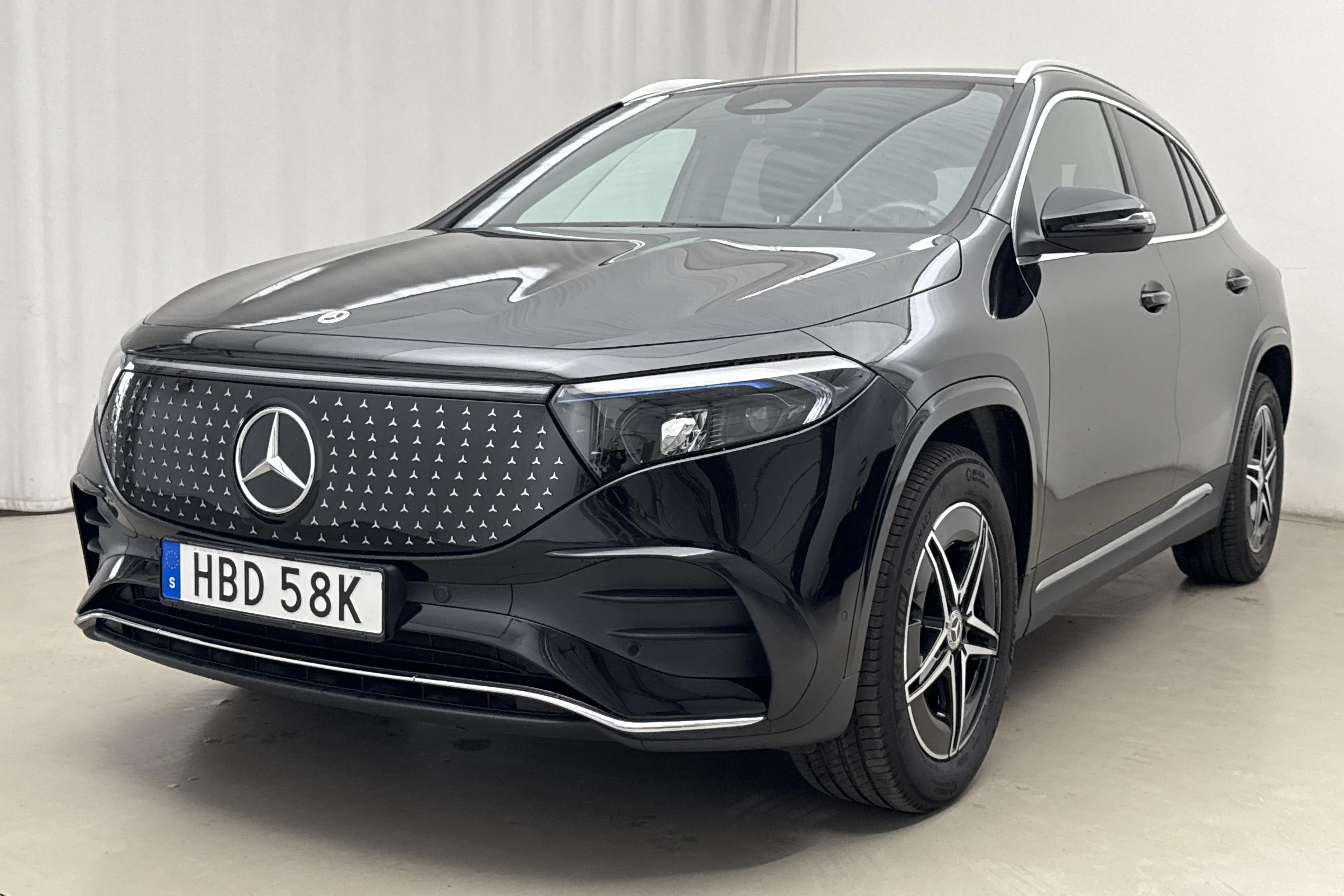 Presentationsfoto 1 av 17: Mercedes EQA 300 4Matic H243 (228hk) - 2 618 mil - Automat - svart - 2025