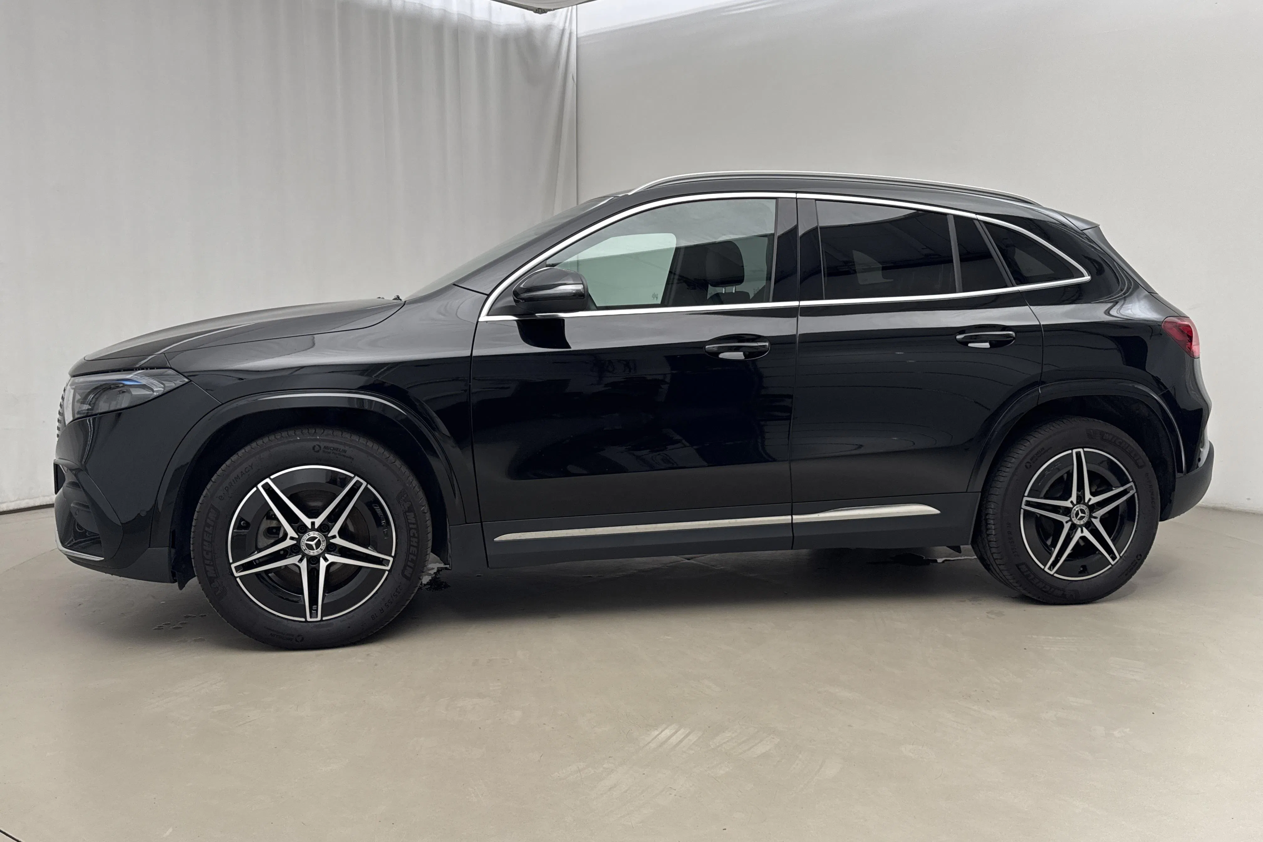 Presentationsfoto 2 av 17: Mercedes EQA 300 4Matic H243 (228hk) - 2 618 mil - Automat - svart - 2025