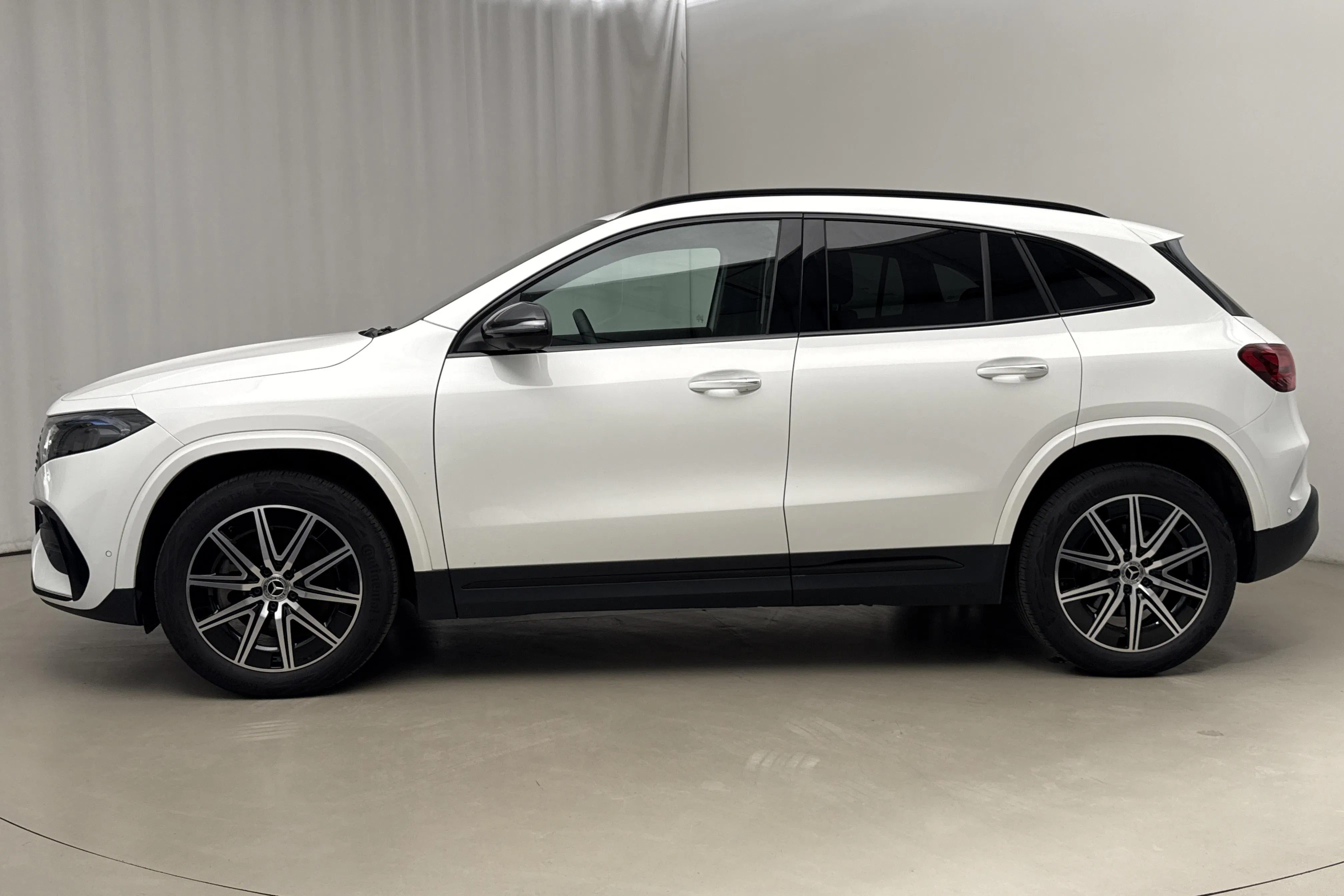 Presentationsfoto 2 av 19: Mercedes EQA 300 4Matic H243 (228hk) - 3 714 mil - Automat - vit - 2024