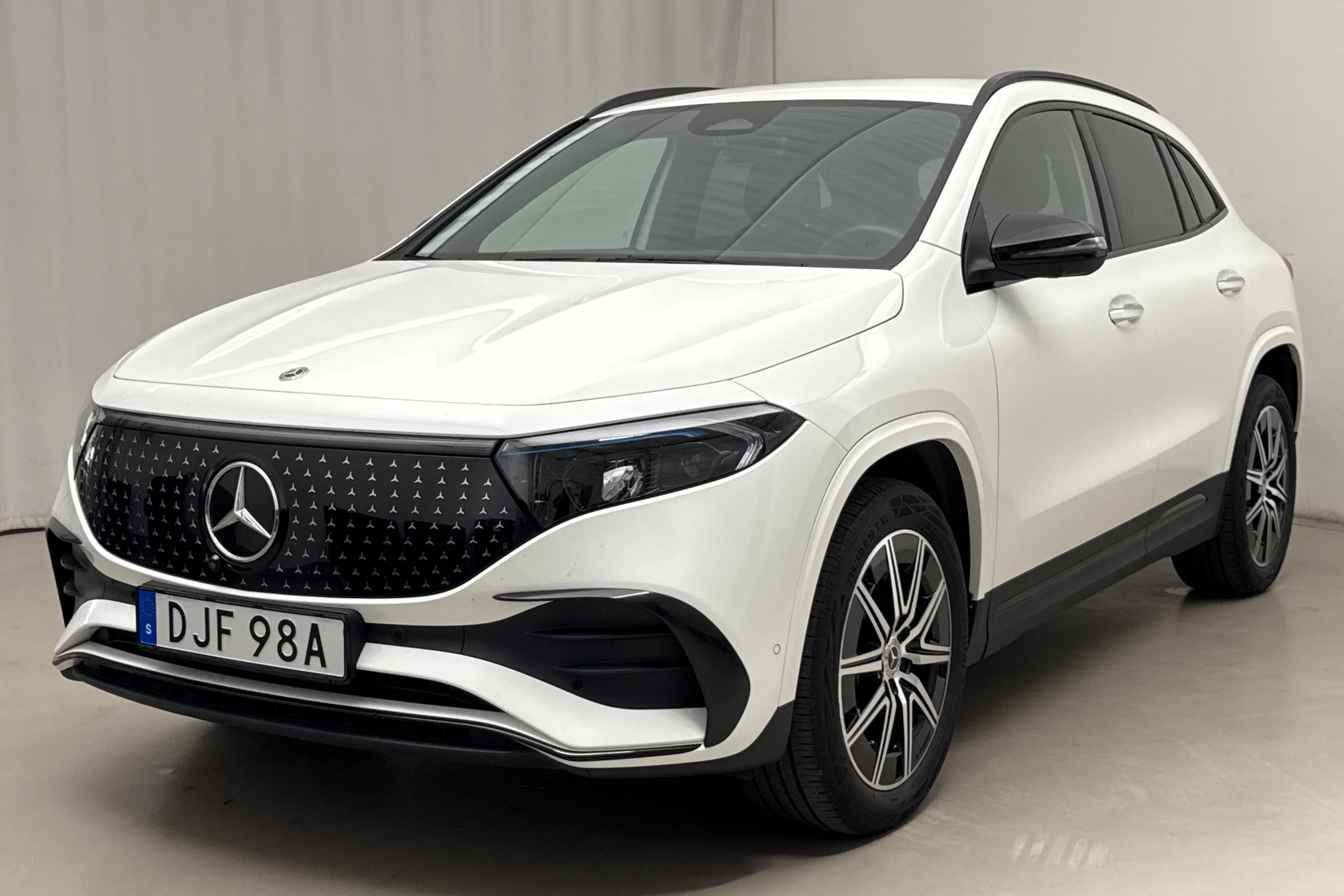 Presentationsfoto 1 av 19: Mercedes EQA 300 4Matic H243 (228hk) - 3 714 mil - Automat - vit - 2024