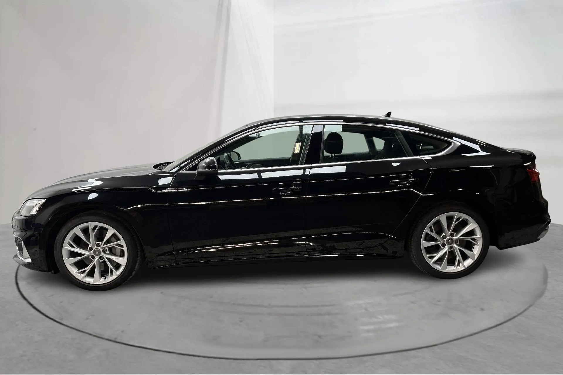Presentationsfoto 2 av 16: Audi A5 Sportback 45 TFSI quattro (245hk) - 11 079 mil - Automat - svart - 2021