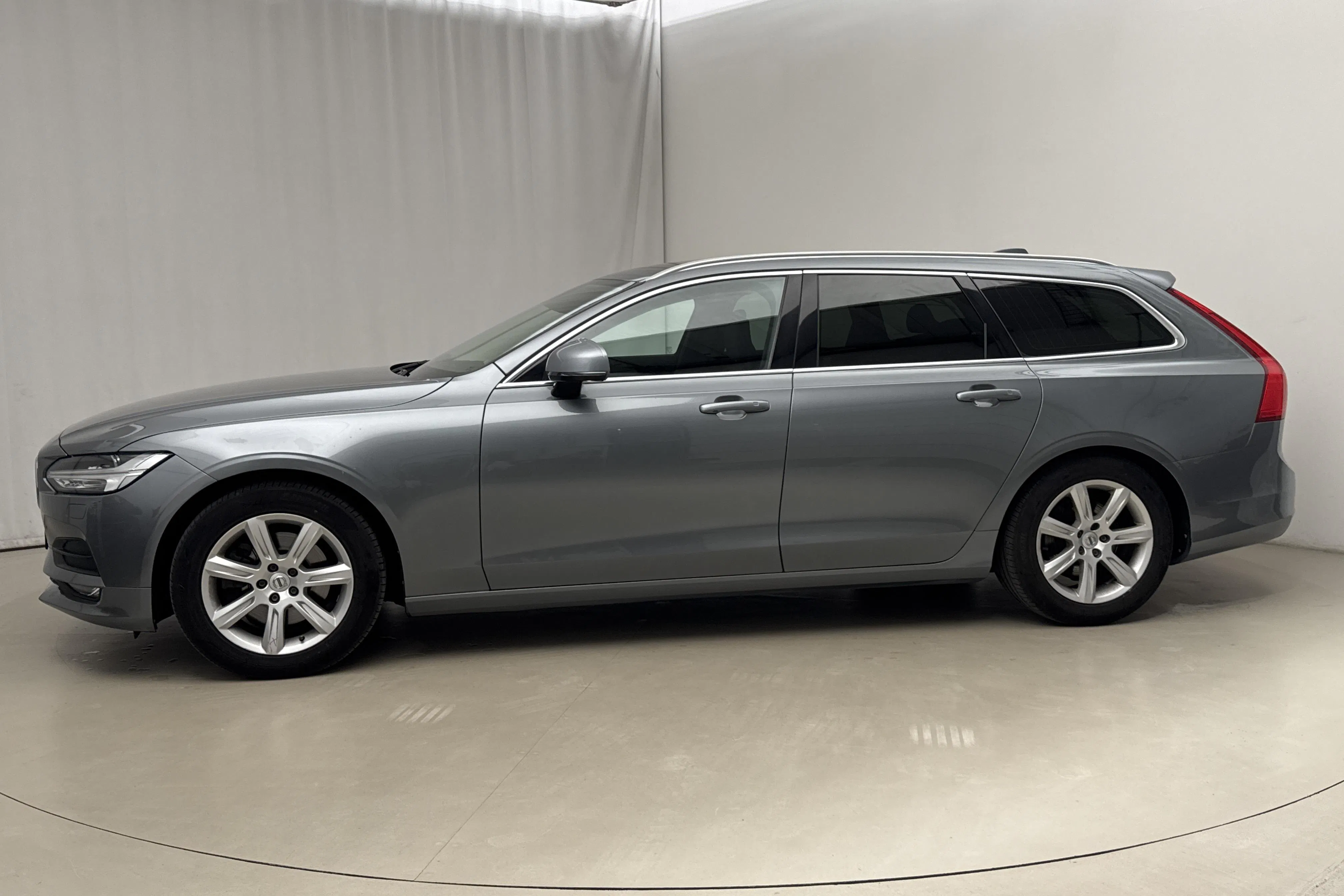 Presentationsfoto 2 av 18: Volvo V90 D4 (190hk) - 14 527 mil - Automat - grå - 2017
