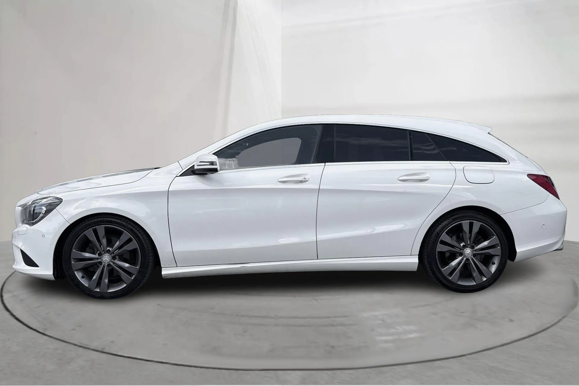 Presentation photo 2 of 14: Mercedes CLA 200 d Shooting Brake (136hk) - 210 220 km - Automatic - white - 2016