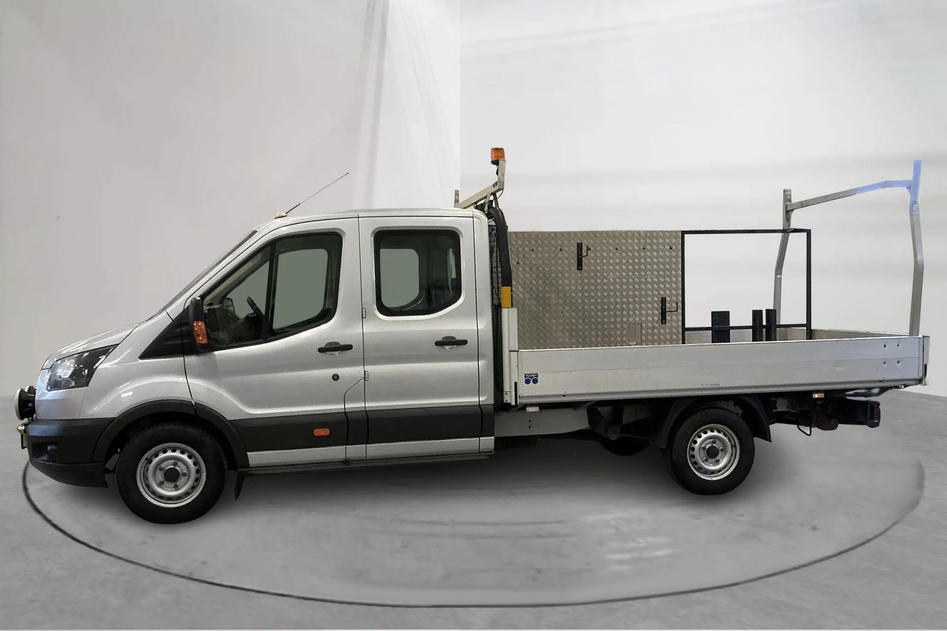 Presentation photo 2 of 16: Ford Transit Chassi 350 2.0 TDCi AWD (170hk) - 161 130 km - Manual - silver - 2017