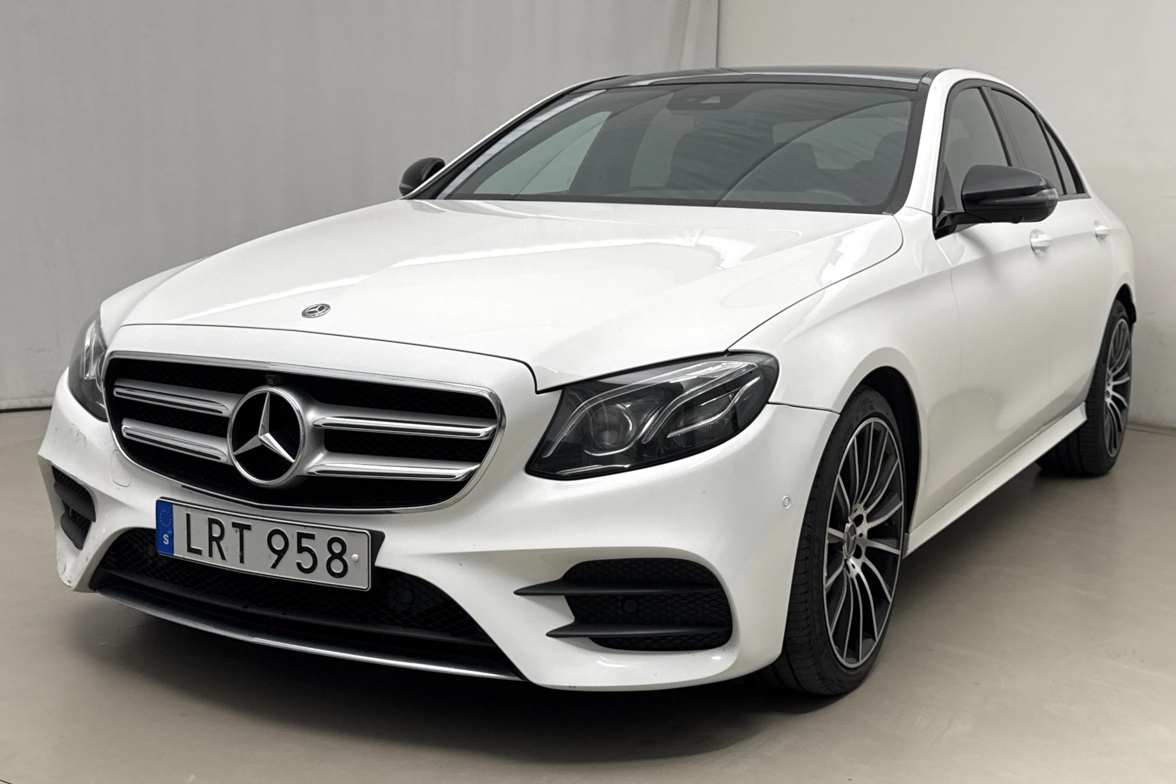 Presentationsfoto 1 av 17: Mercedes E 220 d 4MATIC Sedan W213 (194hk) - 13 236 mil - Automat - vit - 2018