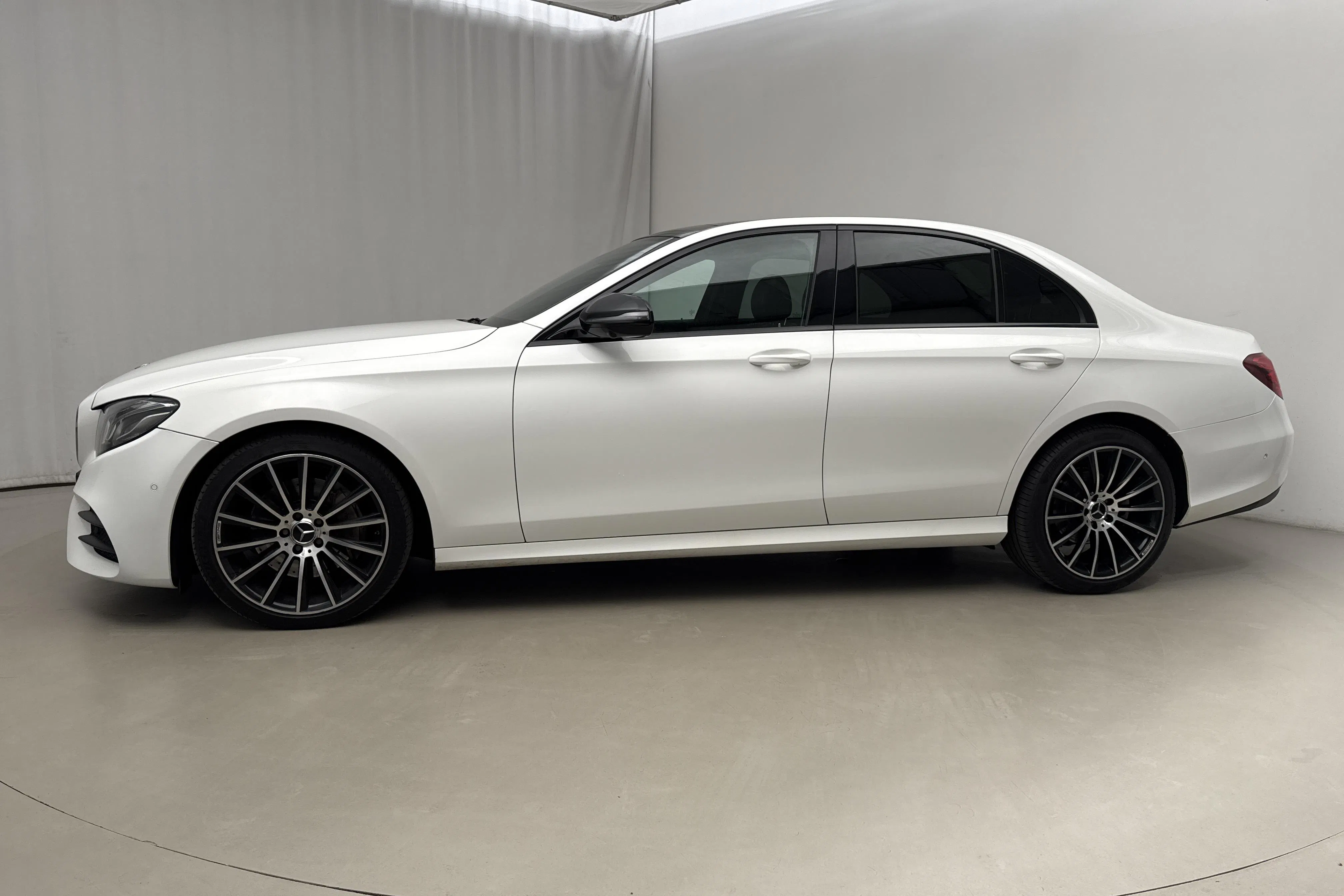 Presentationsfoto 2 av 17: Mercedes E 220 d 4MATIC Sedan W213 (194hk) - 13 236 mil - Automat - vit - 2018