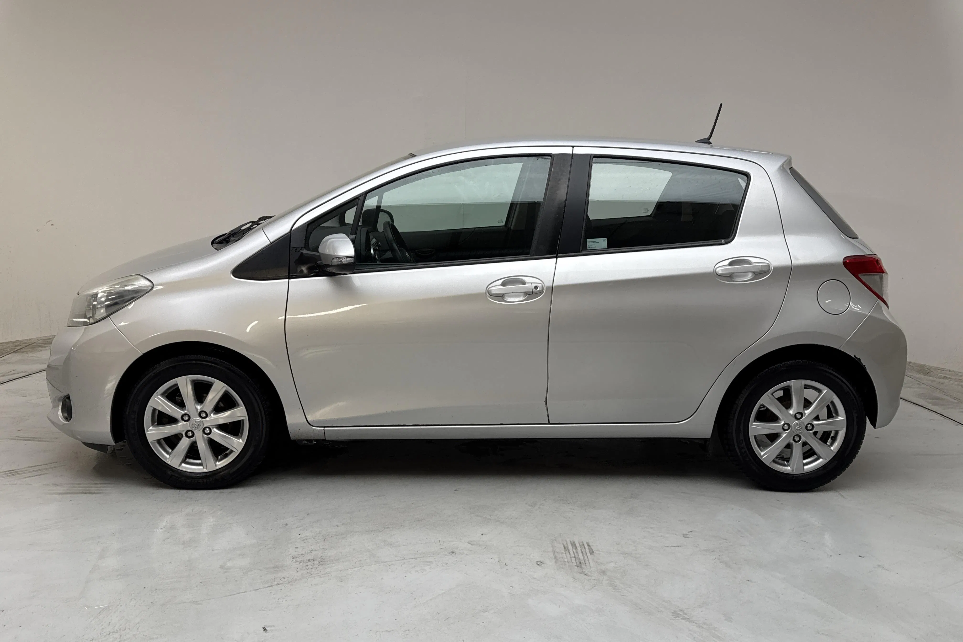 Presentationsfoto 2 av 13: Toyota Yaris 1.33 5dr (100hk) - 17 678 mil - Manuell - silver - 2013