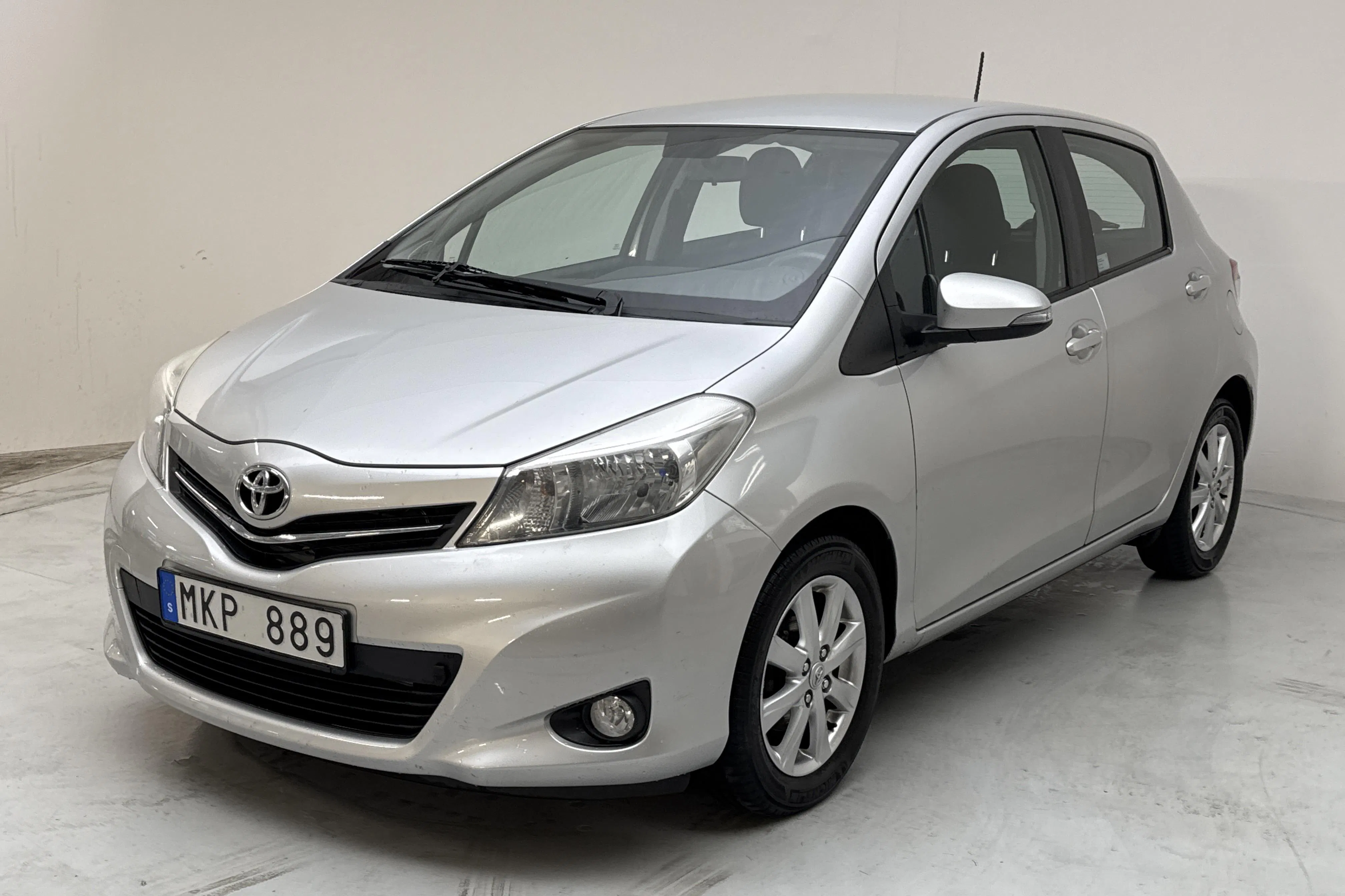 Presentationsfoto 1 av 13: Toyota Yaris 1.33 5dr (100hk) - 17 678 mil - Manuell - silver - 2013