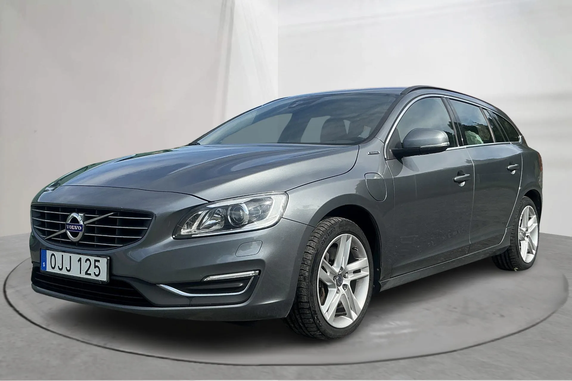 Presentation photo 1 of 16: Volvo V60 D5 AWD Twin Engine (163hk) - 173 370 km - Automatic - gray - 2017