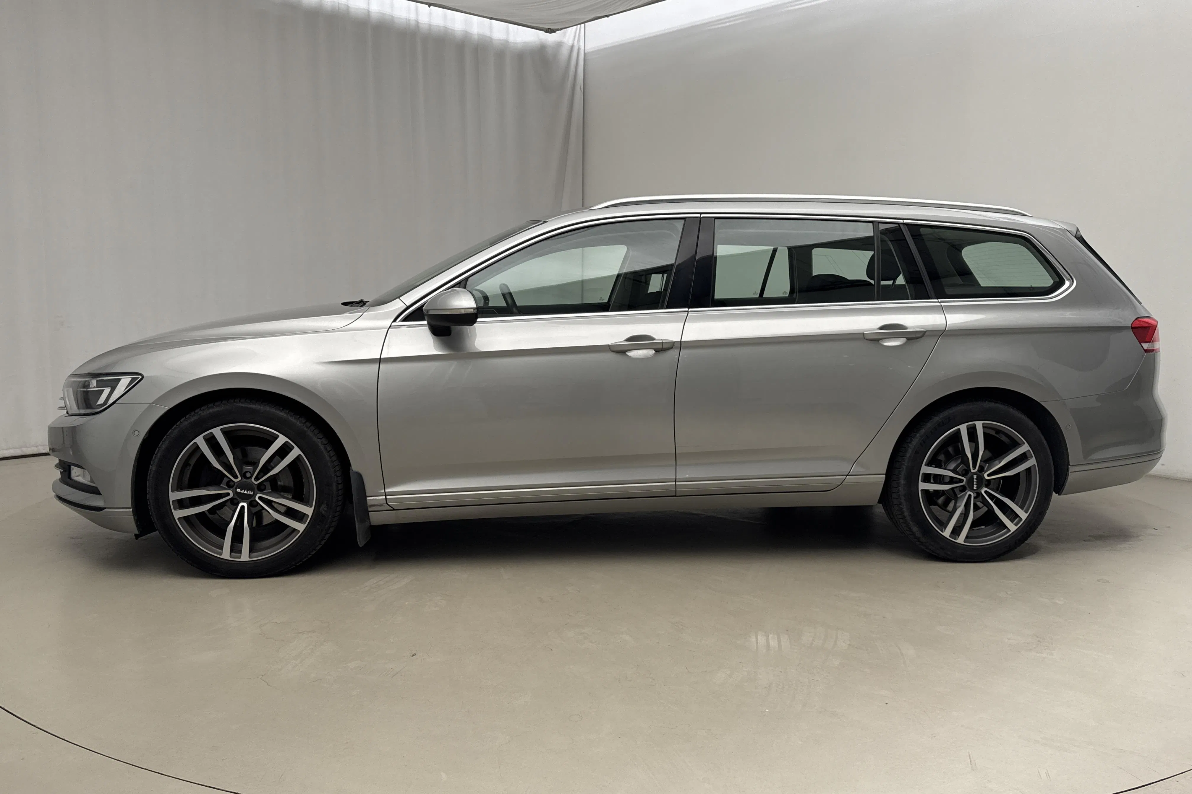 Presentation photo 2 of 18: VW Passat 2.0 TDI Sportscombi (150hk) - 177 140 km - Automatic - silver - 2015