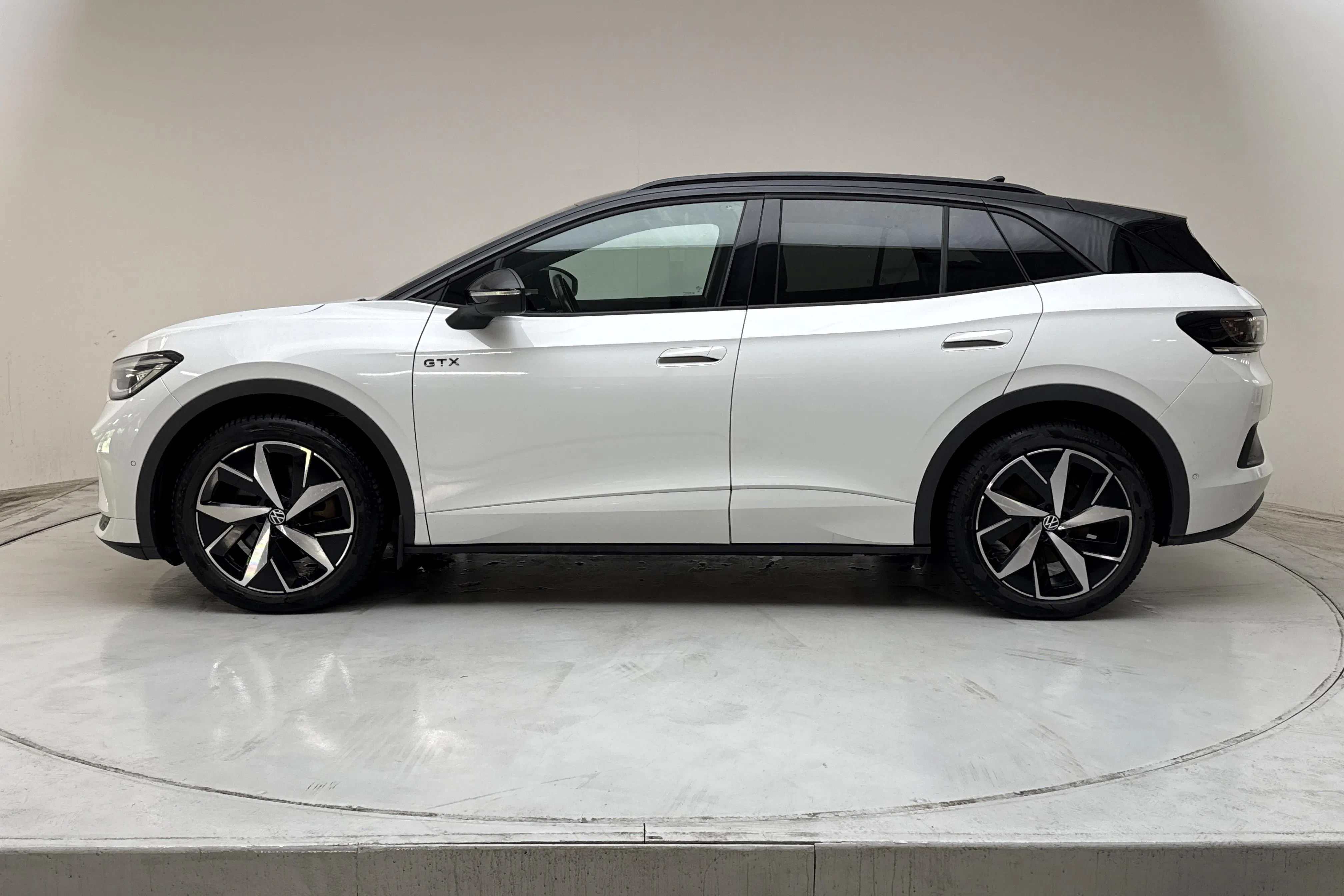 Presentationsfoto 2 av 20: VW ID.4 GTX 77kWh AWD (299hk) - 10 940 mil - Automat - vit - 2023