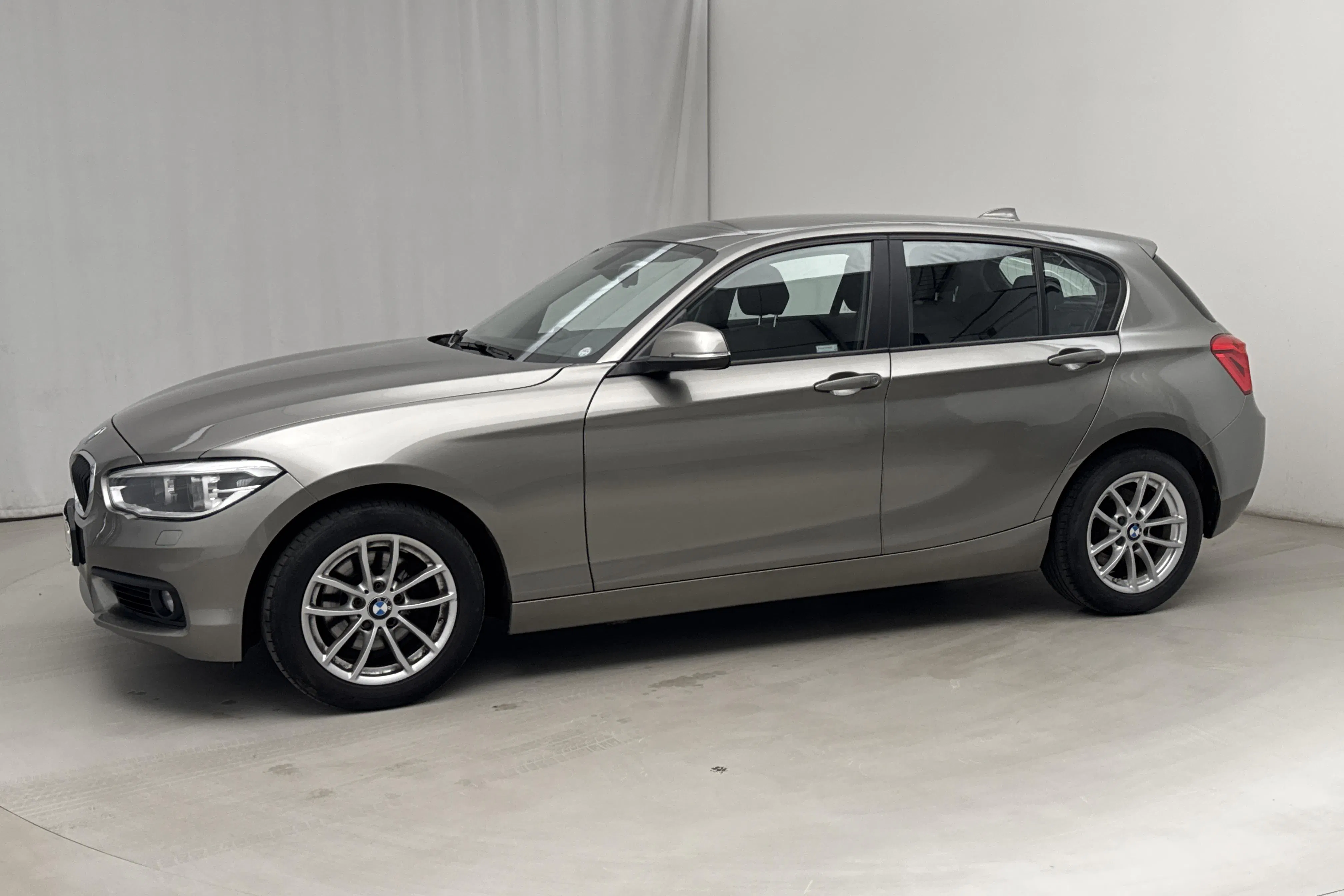 Presentation photo 2 of 14: BMW 118d xDrive 5dr, F20 (150hk) - 102 750 km - Manual - silver - 2017