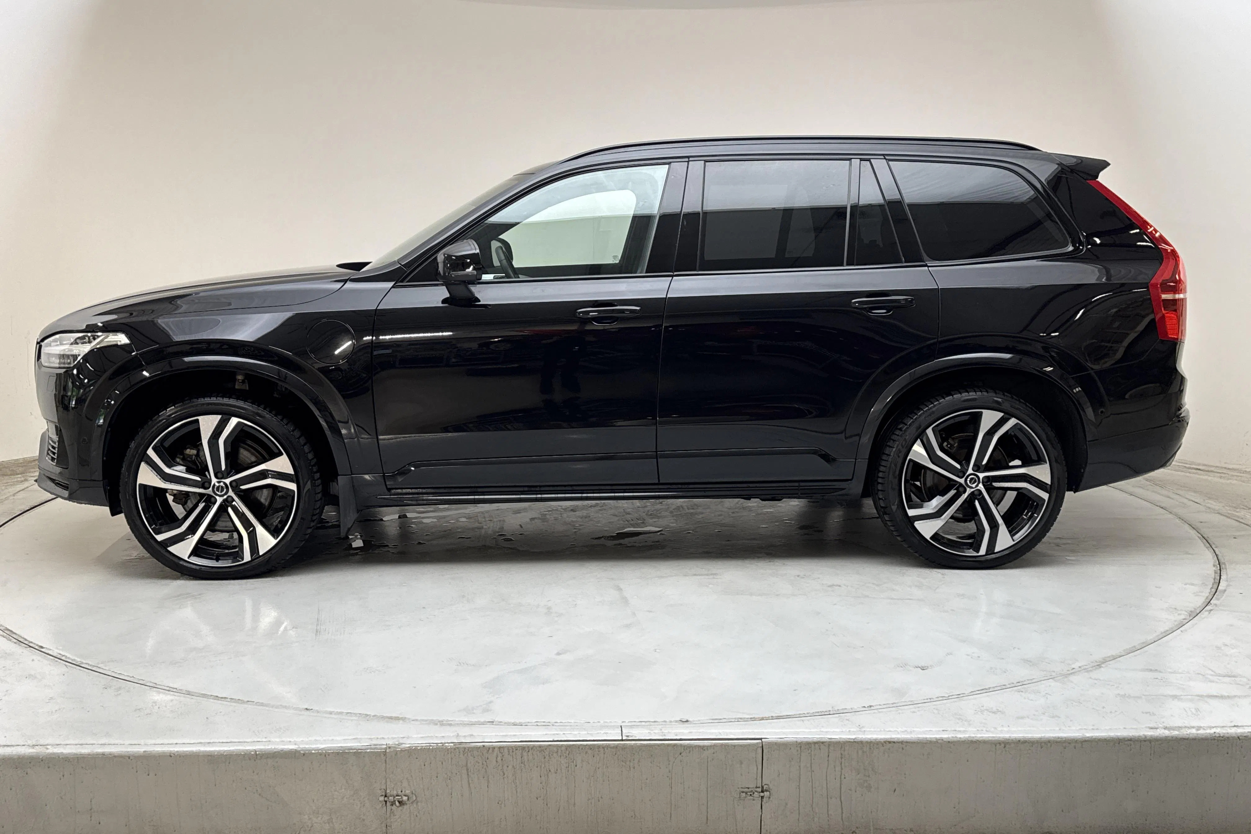 Presentationsfoto 2 av 24: Volvo XC90 T8 AWD Recharge (455hk) - 10 705 mil - Automat - svart - 2024