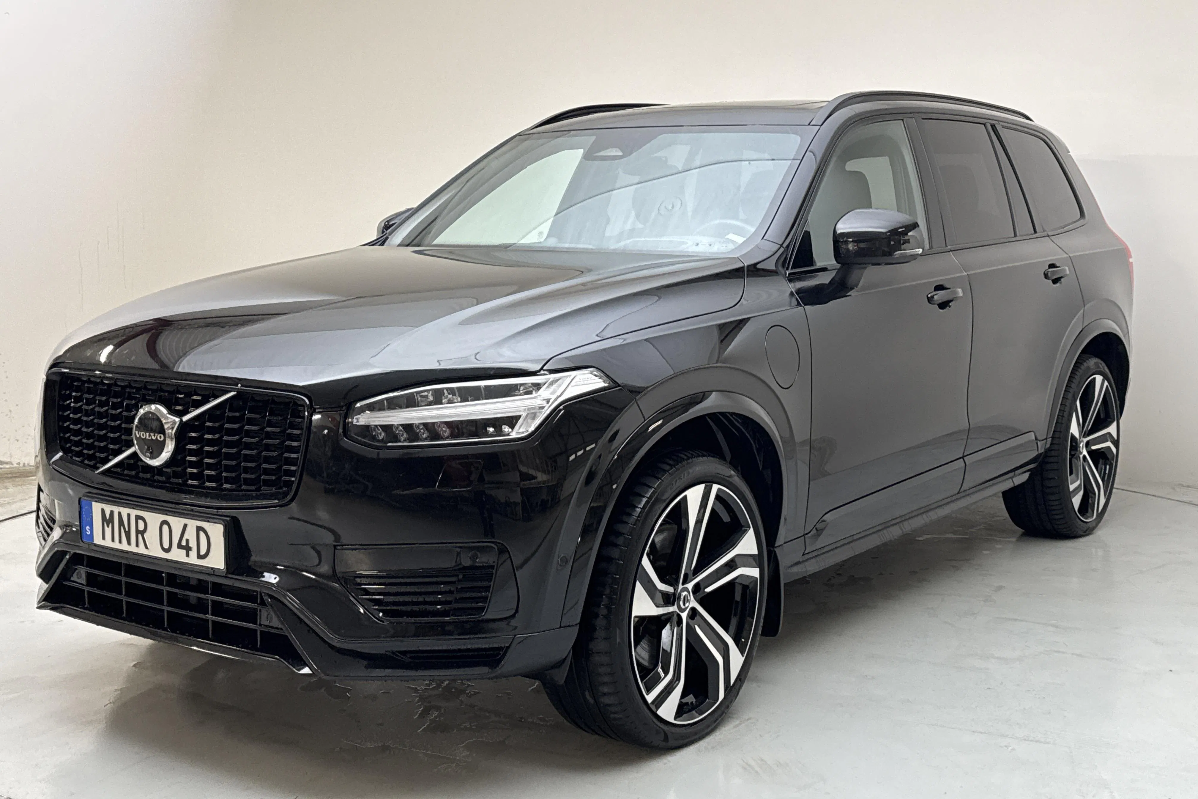 Presentationsfoto 1 av 24: Volvo XC90 T8 AWD Recharge (455hk) - 10 705 mil - Automat - svart - 2024