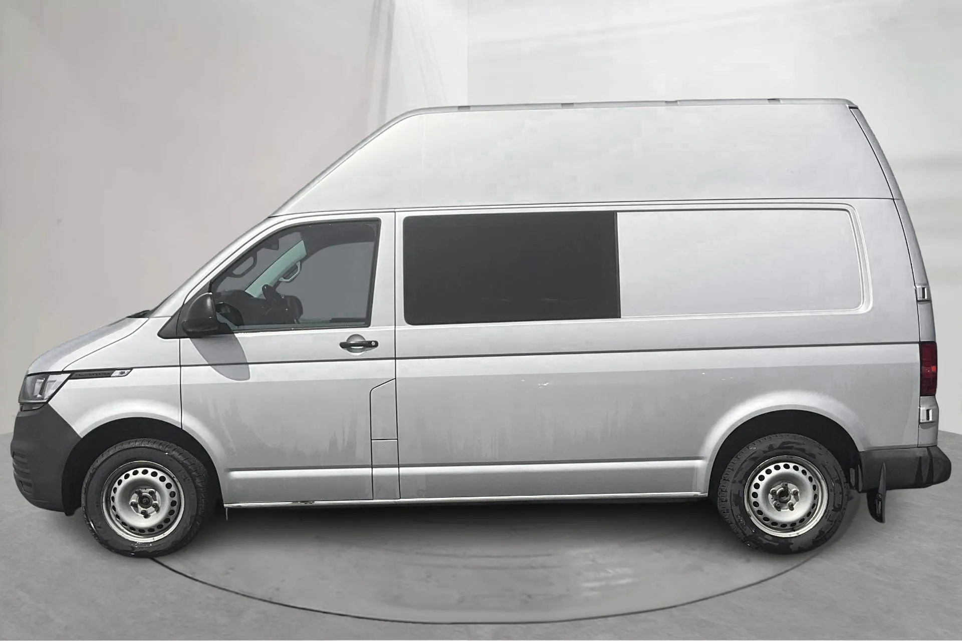 Presentationsfoto 2 av 15: VW Transporter T6 2.0 TDI BMT Skåp (150hk) - 18 037 mil - Automat - silver - 2021