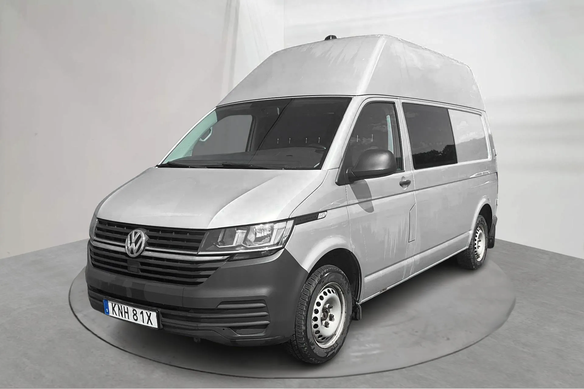 Presentationsfoto 1 av 15: VW Transporter T6 2.0 TDI BMT Skåp (150hk) - 18 037 mil - Automat - silver - 2021