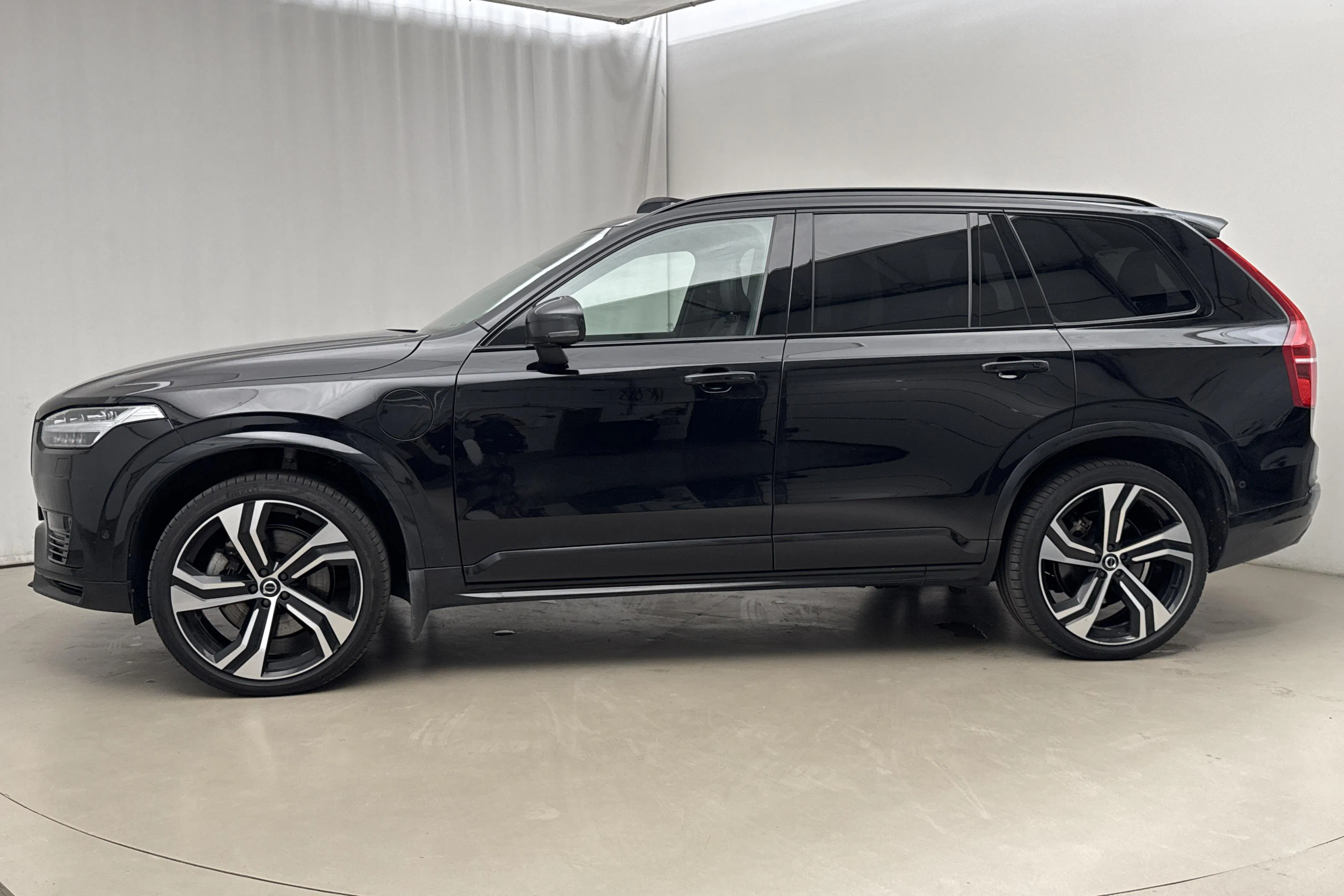 Presentationsfoto 2 av 33: Volvo XC90 T8 AWD Recharge (455hk) - 7 881 mil - Automat - svart - 2024