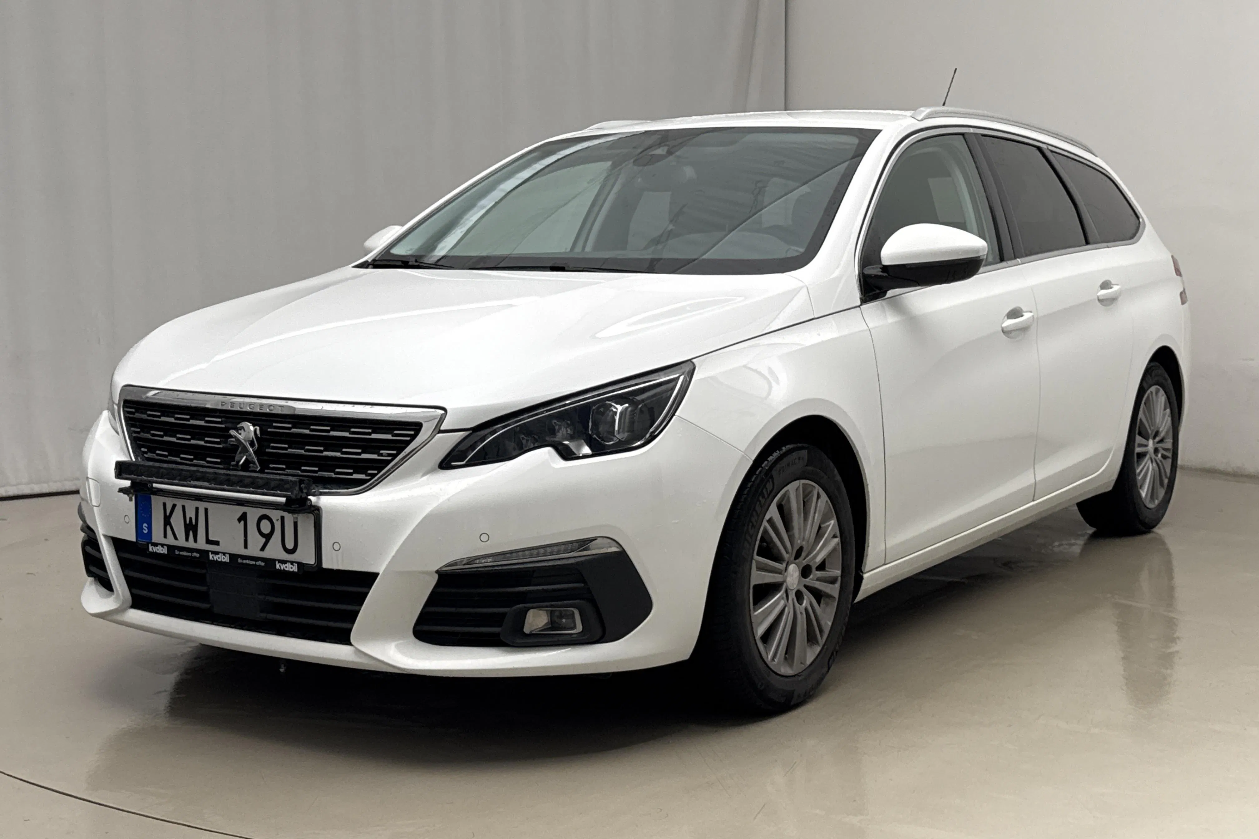 Presentationsfoto 1 av 18: Peugeot 308 SW PureTech (130hk) - 8 379 mil - Automat - vit - 2021
