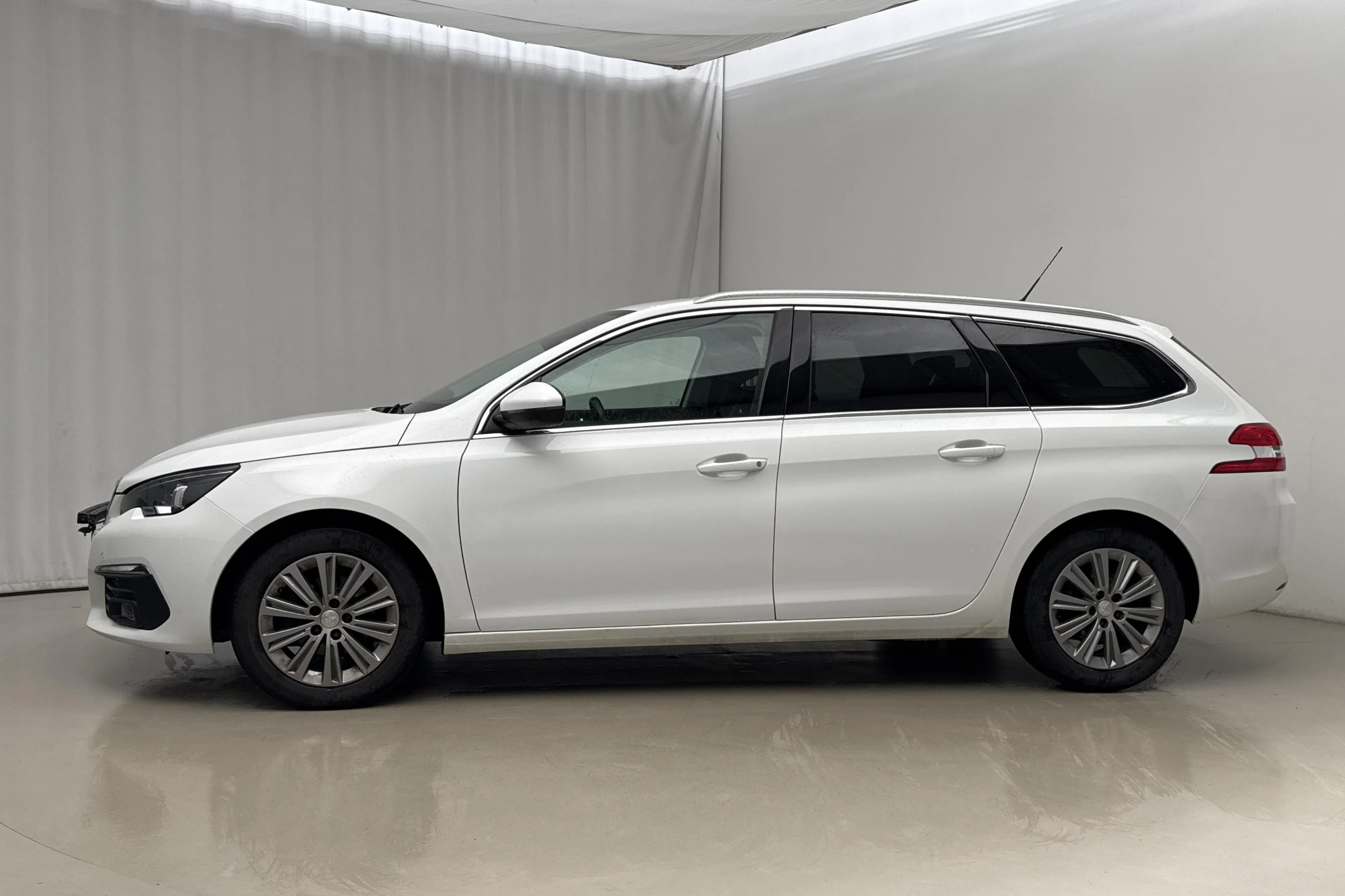 Presentationsfoto 2 av 18: Peugeot 308 SW PureTech (130hk) - 8 379 mil - Automat - vit - 2021