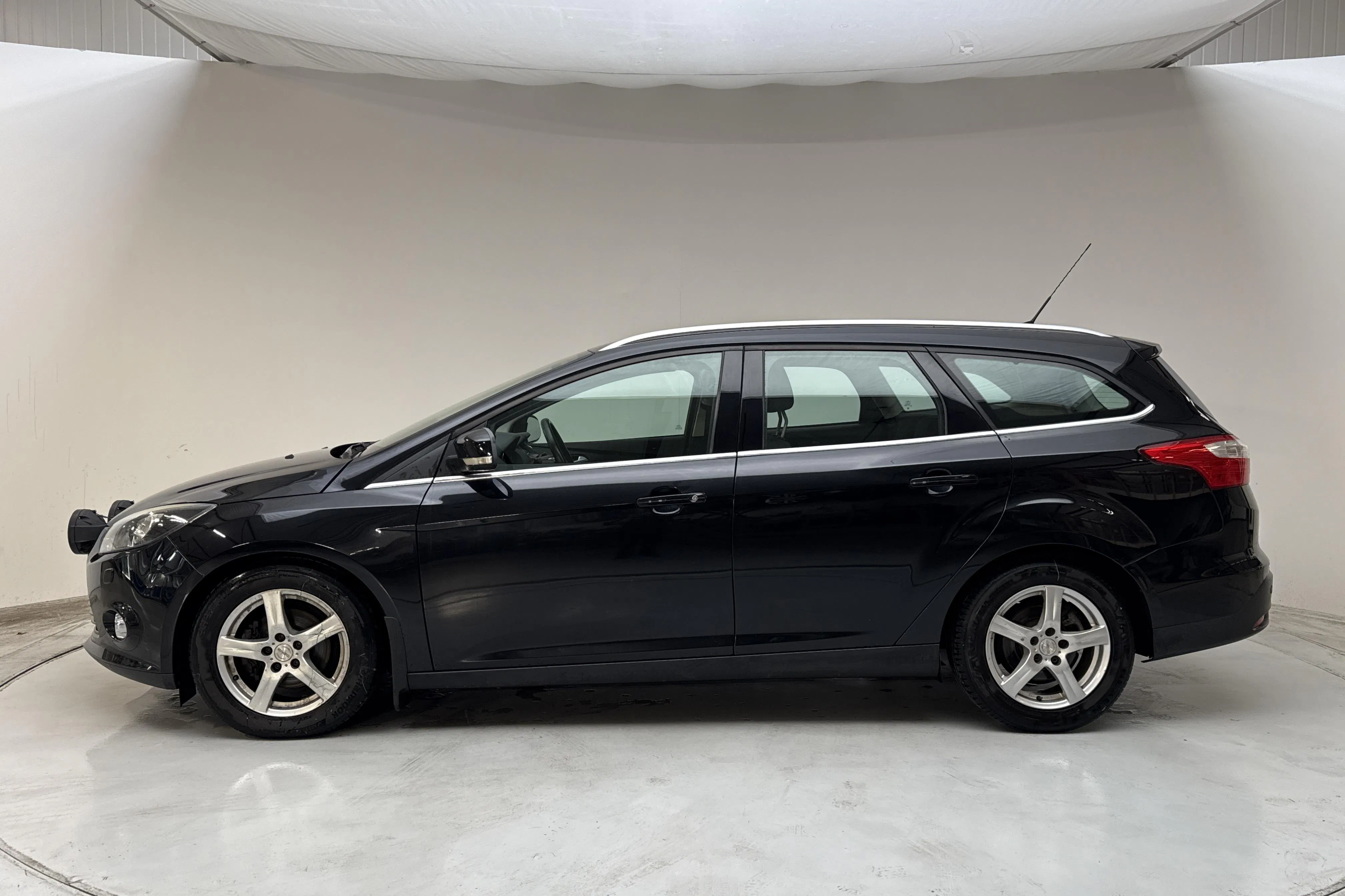 Presentationsfoto 2 av 11: Ford Focus 1.6 TDCi Kombi (95hk) - 23 686 mil - Manuell - svart - 2012