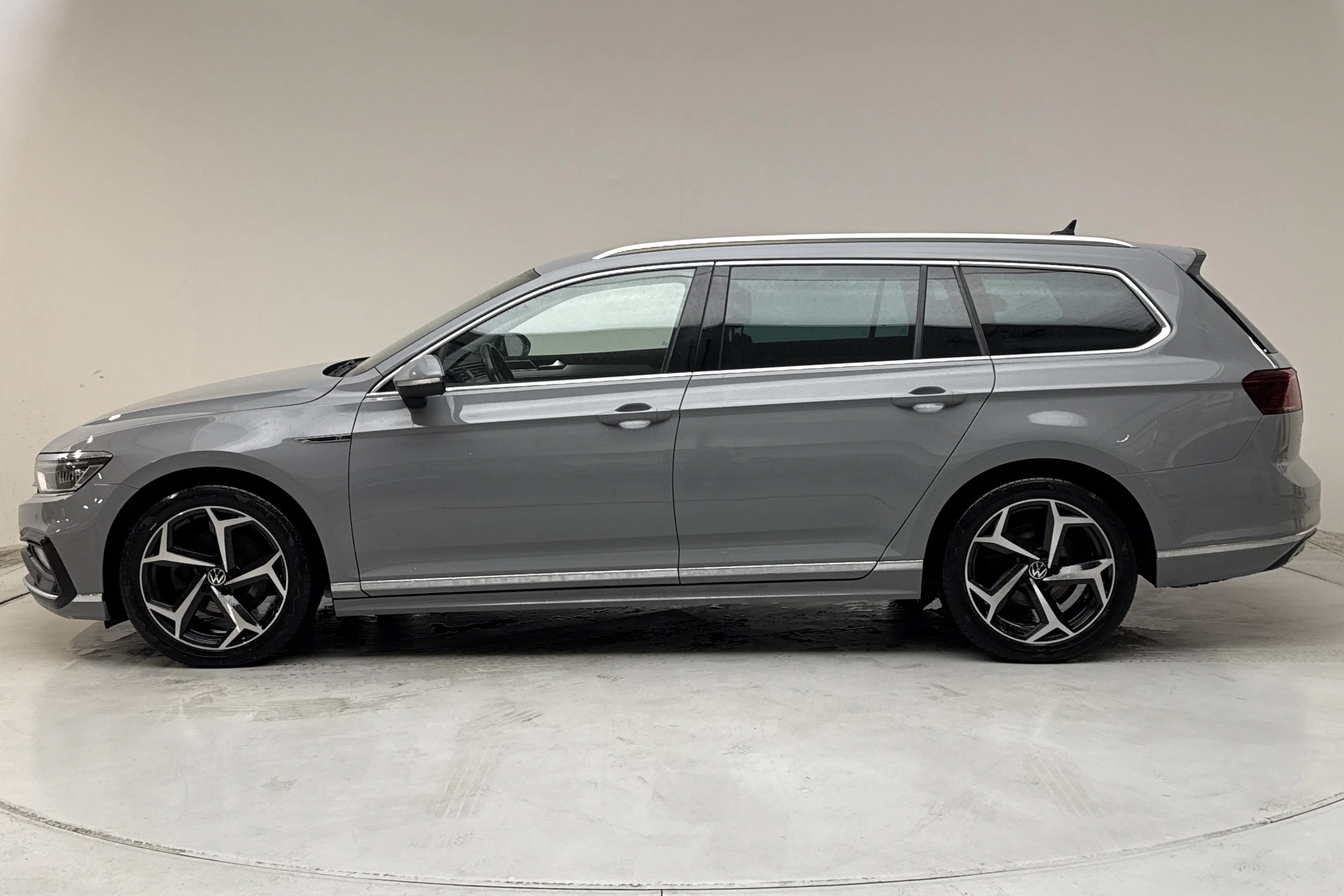 Presentation photo 2 of 14: VW Passat 2.0 TDI Sportscombi 4Motion (200hk) - 87 340 km - Automatic - gray - 2022