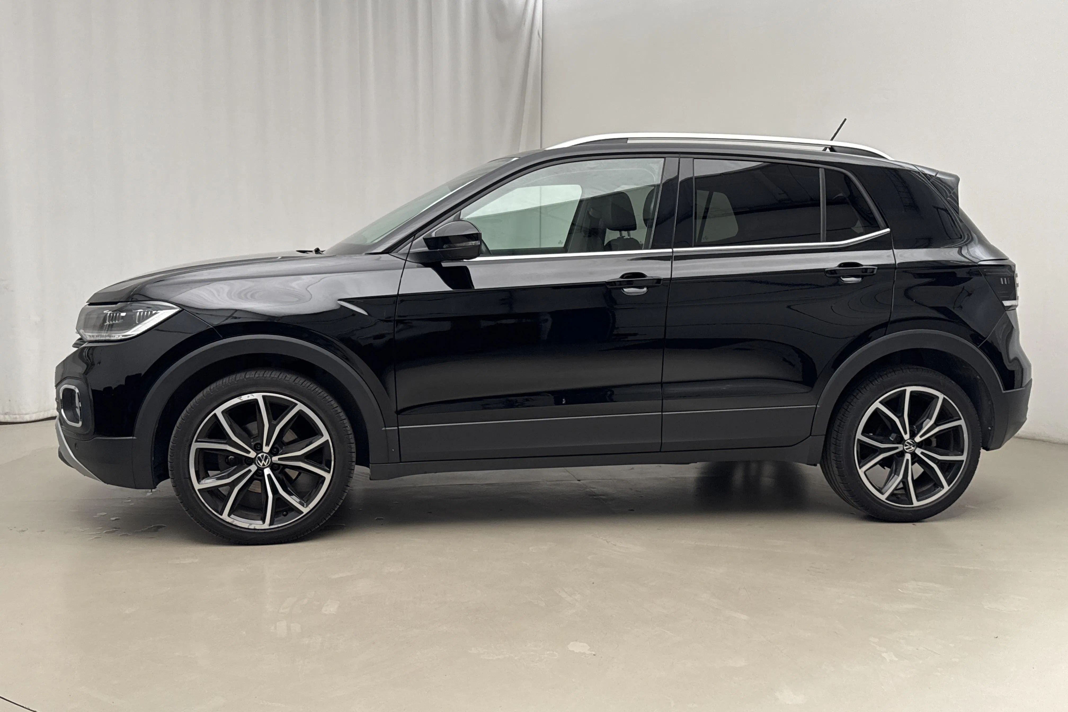 Presentationsfoto 2 av 15: VW T-Cross 1.0 TSI (115hk) - 7 406 mil - Automat - svart - 2021