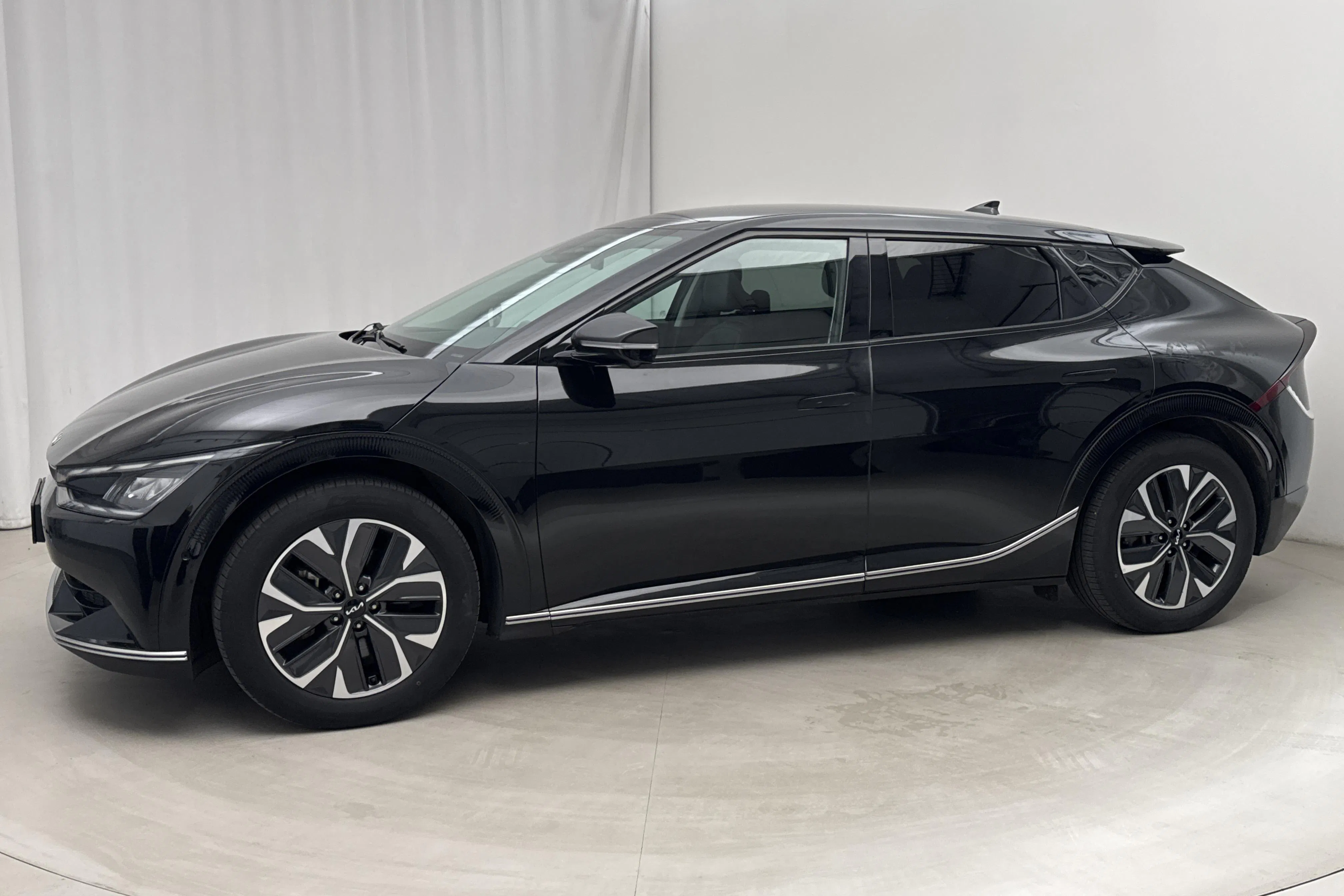 Presentationsfoto 2 av 19: KIA EV6 AWD (325hk) - 8 947 mil - Automat - svart - 2023