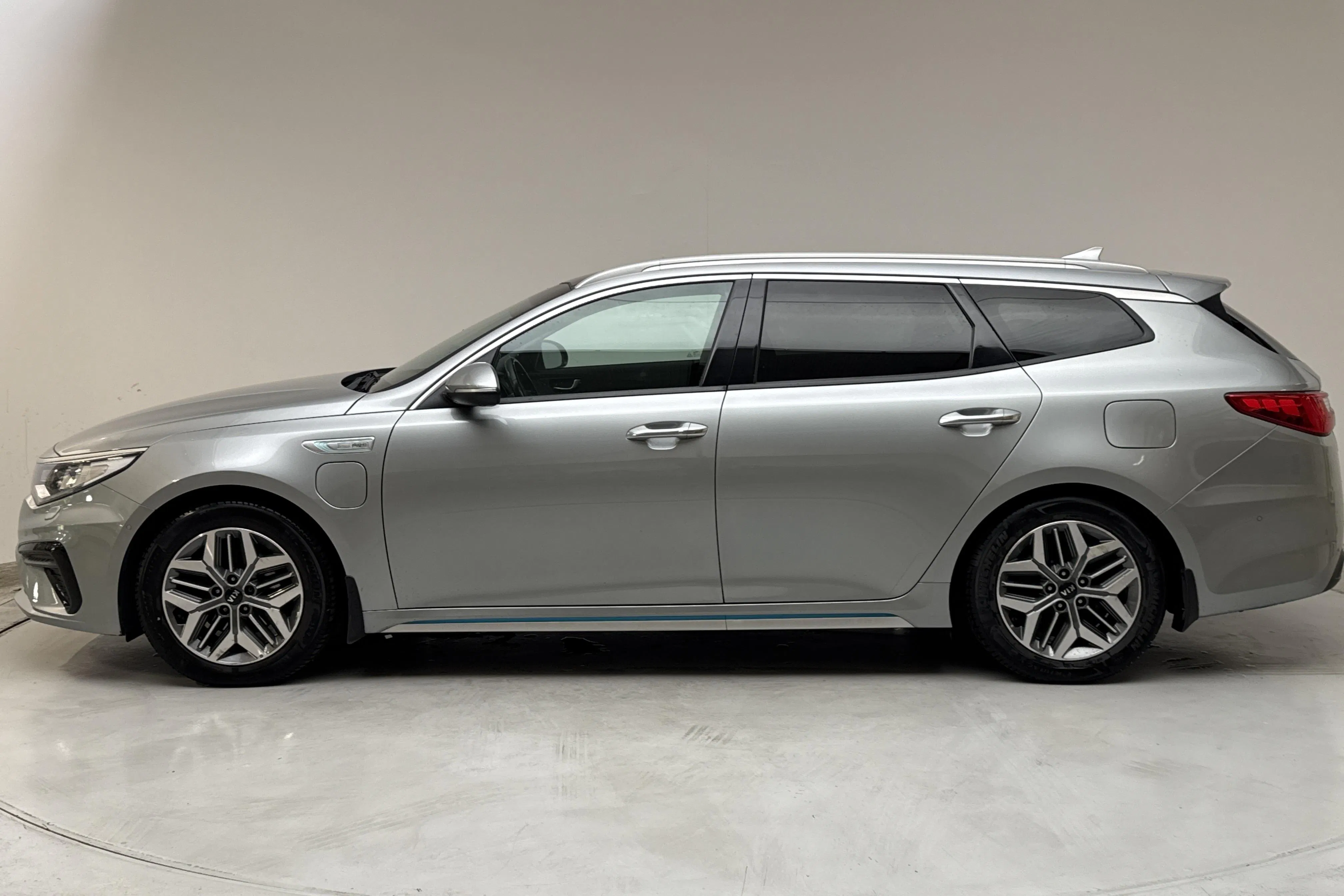 Presentationsfoto 2 av 17: KIA Optima 2.0 GDi Plug-in Hybrid SW (205hk) - 16 151 mil - Automat - grå - 2019