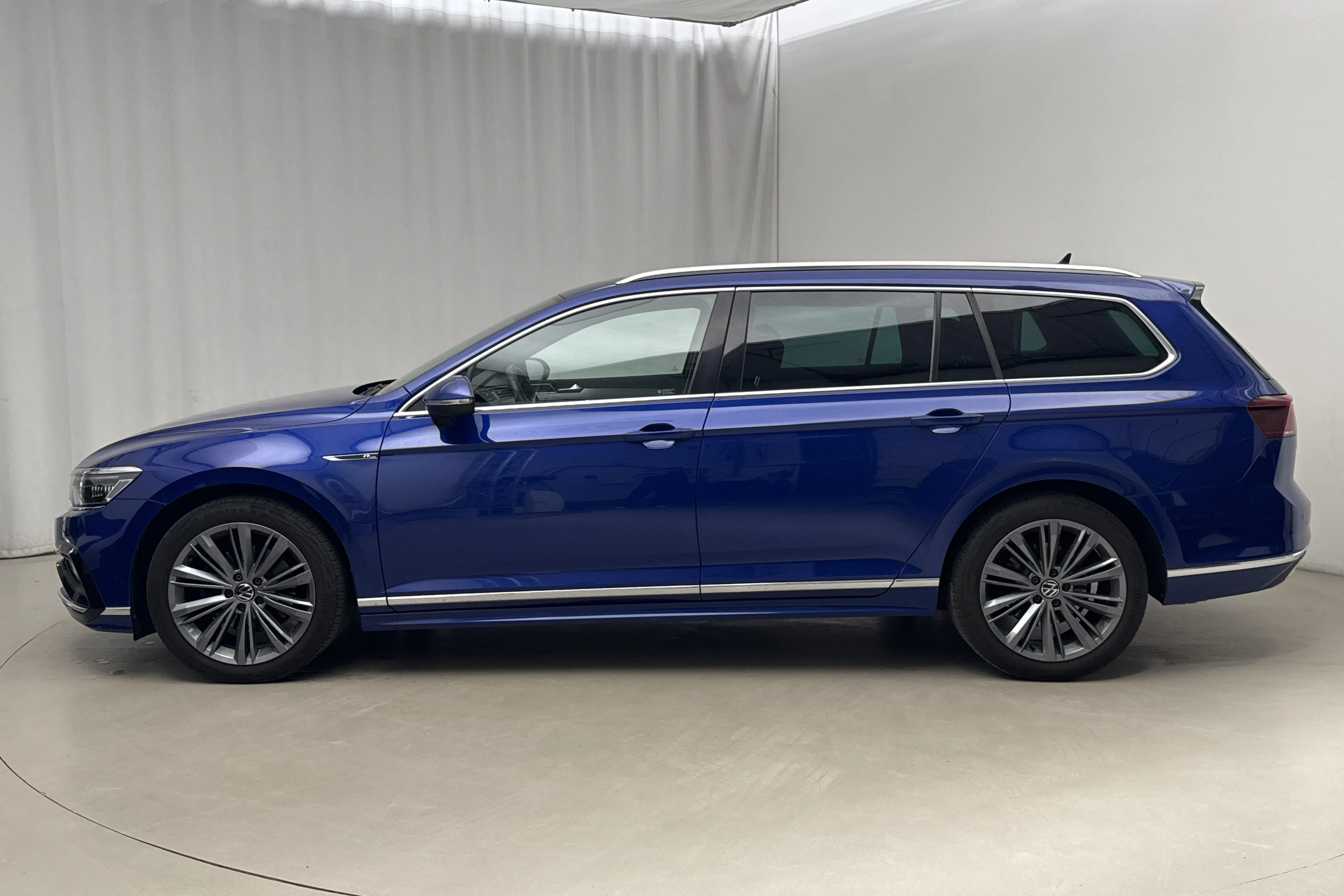 Presentation photo 2 of 23: VW Passat 2.0 TDI Sportscombi 4Motion (200hk) - 77 990 km - Automatic - dark blue - 2022
