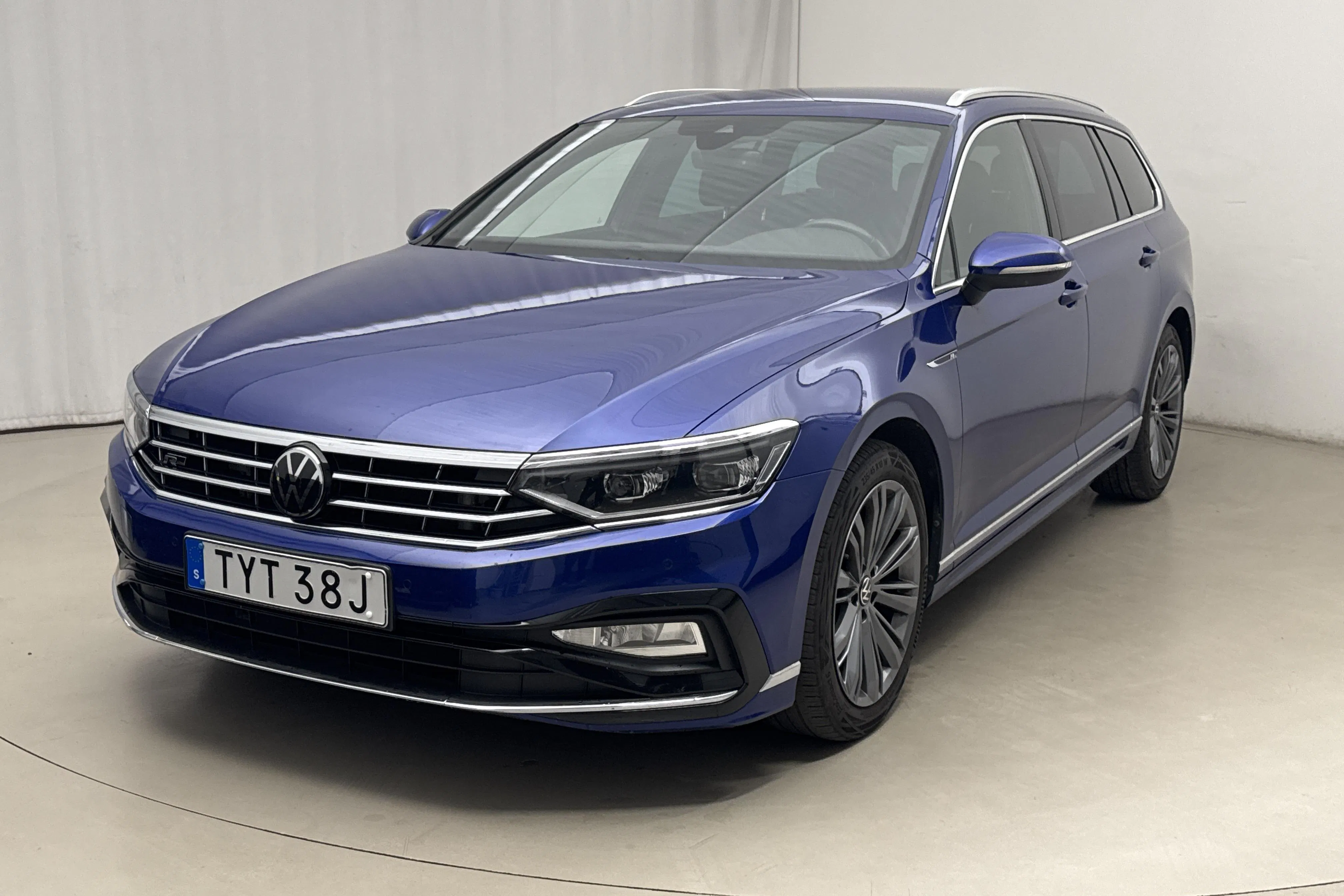 Presentation photo 1 of 23: VW Passat 2.0 TDI Sportscombi 4Motion (200hk) - 77 990 km - Automatic - dark blue - 2022