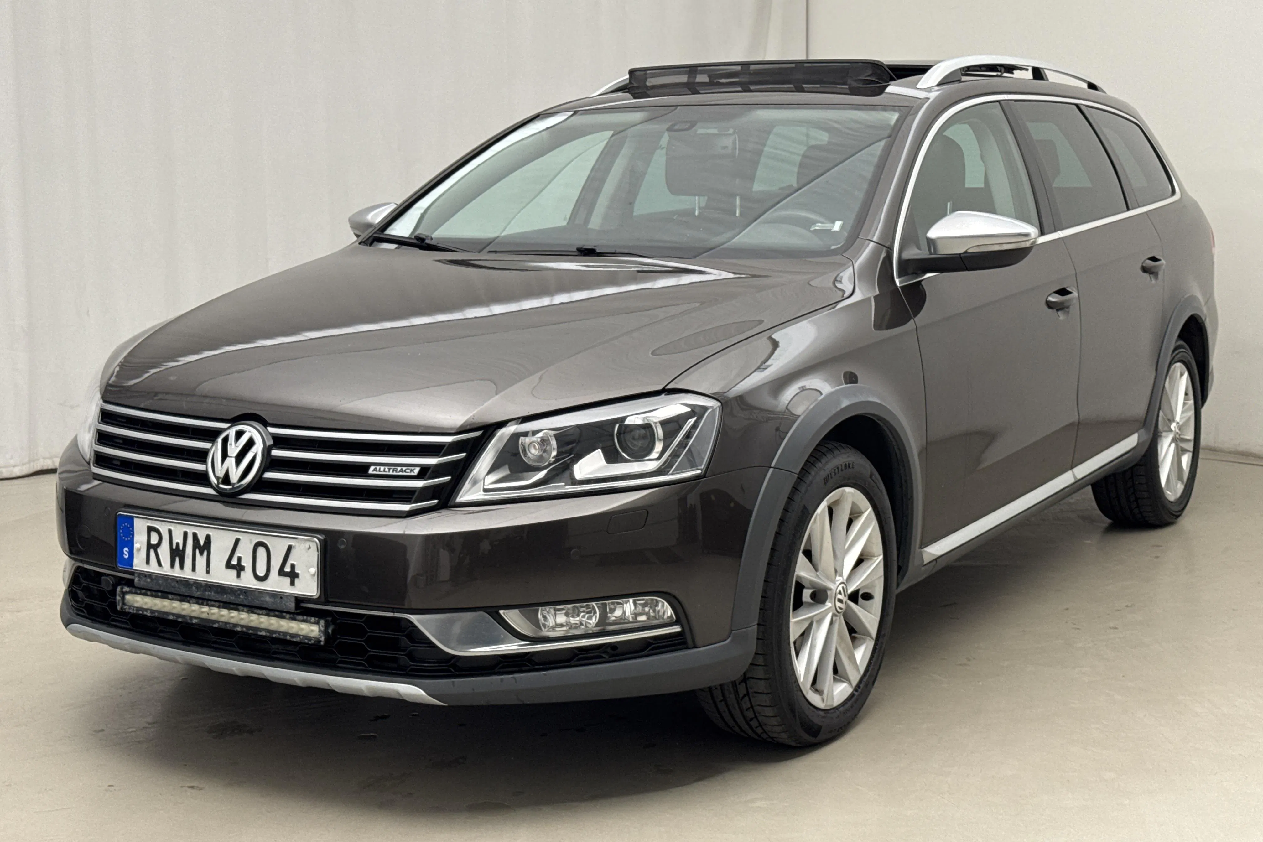 Presentationsfoto 1 av 20: VW Passat Alltrack 2.0 TDI BlueMotion Technology 4Motion (177hk) - 22 722 mil - Automat - Mörkbrun - 2014