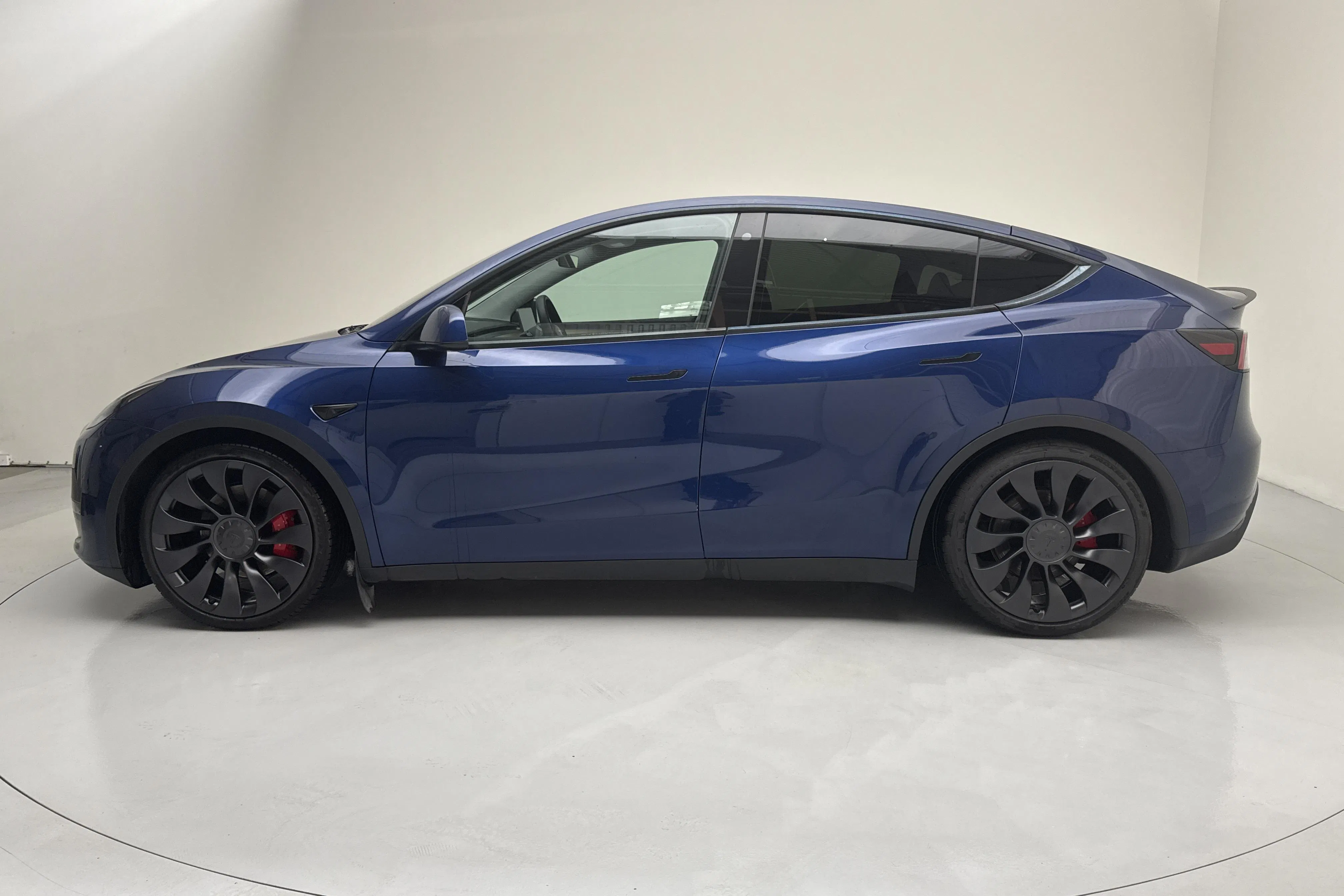 Presentationsfoto 2 av 18: Tesla Model Y Performance Dual Motor AWD - 7 578 mil - Automat - blå - 2023