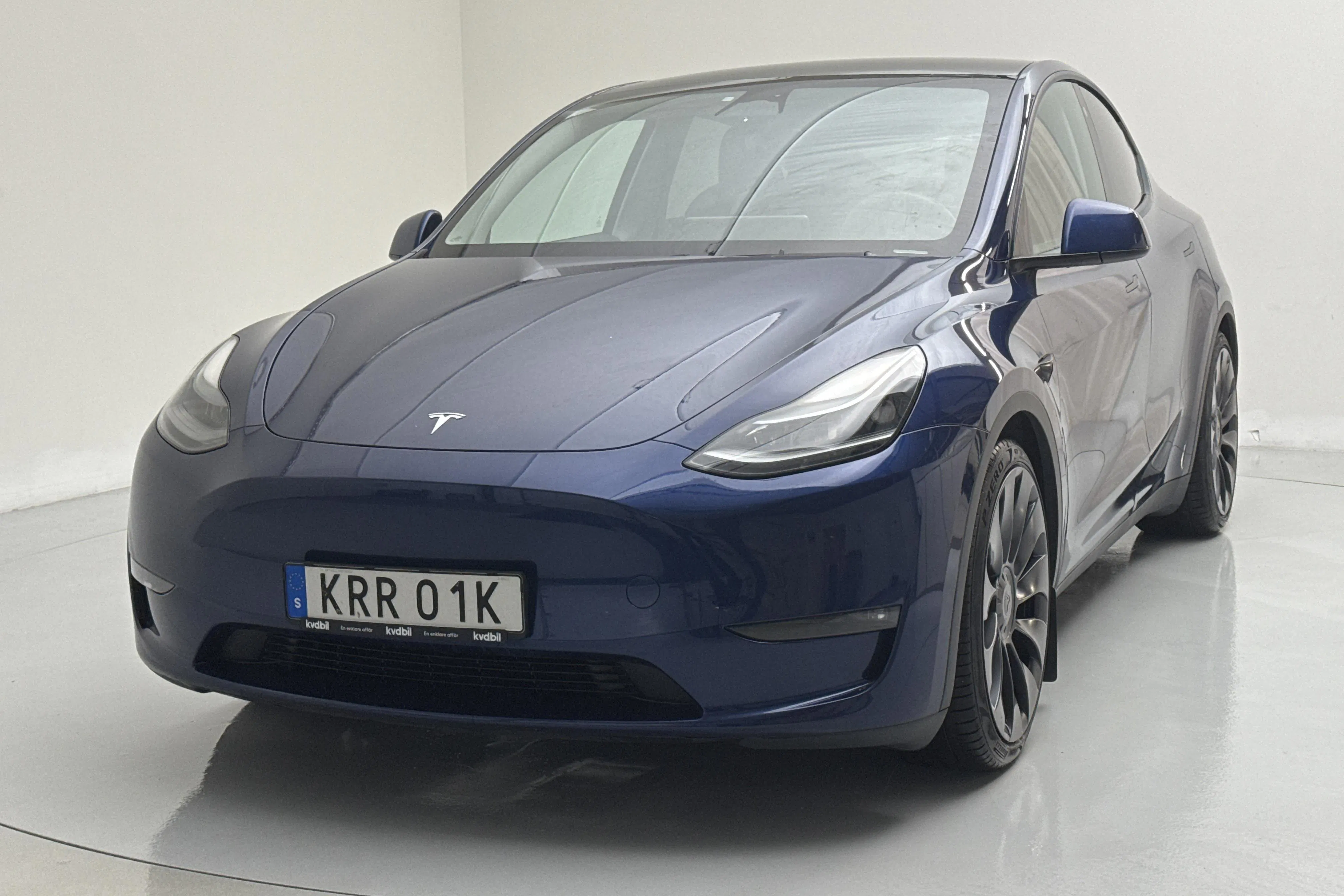Presentationsfoto 1 av 18: Tesla Model Y Performance Dual Motor AWD - 7 578 mil - Automat - blå - 2023