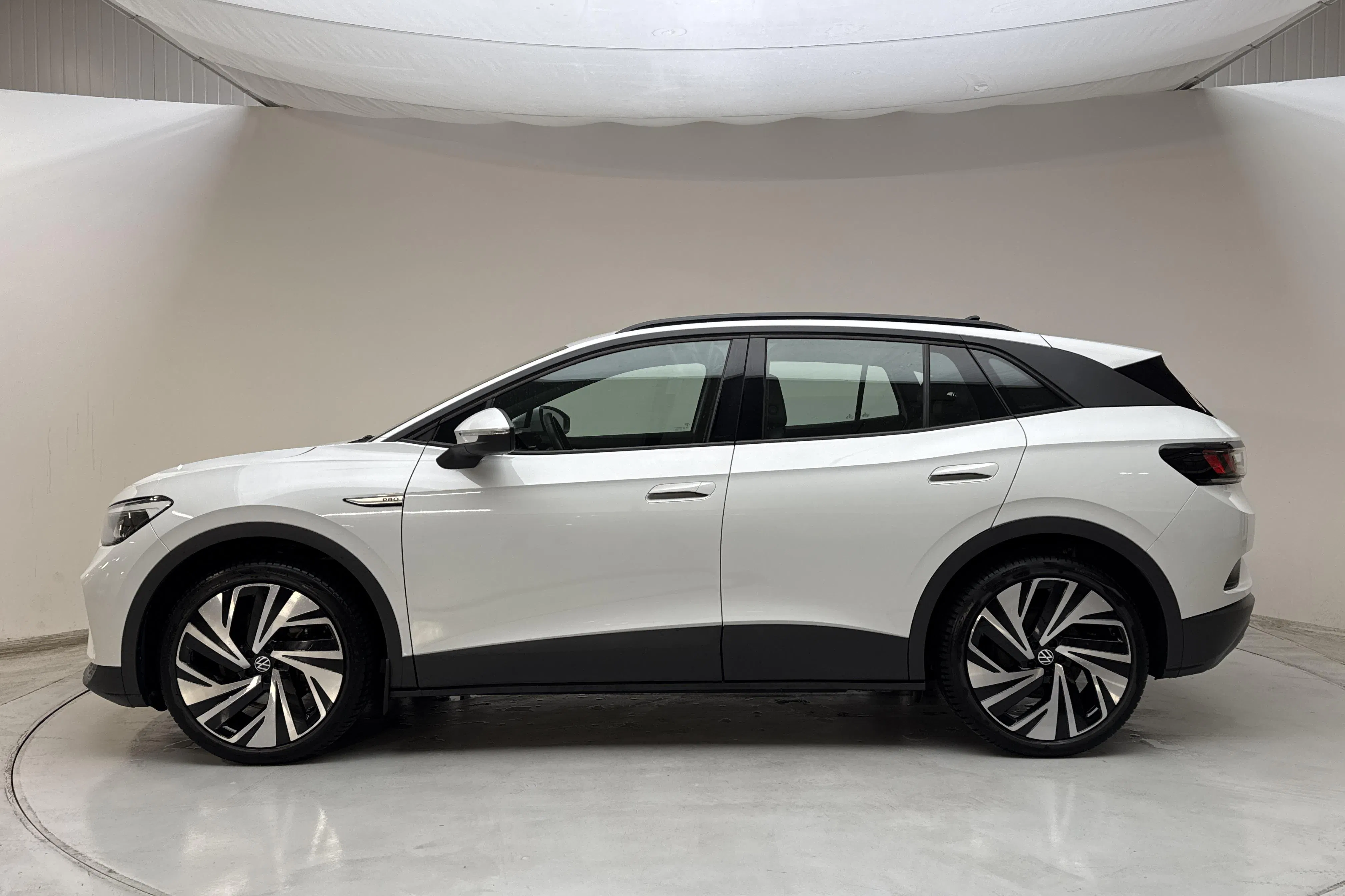 Presentationsfoto 2 av 17: VW ID.4 77kWh (204hk) - 10 413 mil - Automat - vit - 2023