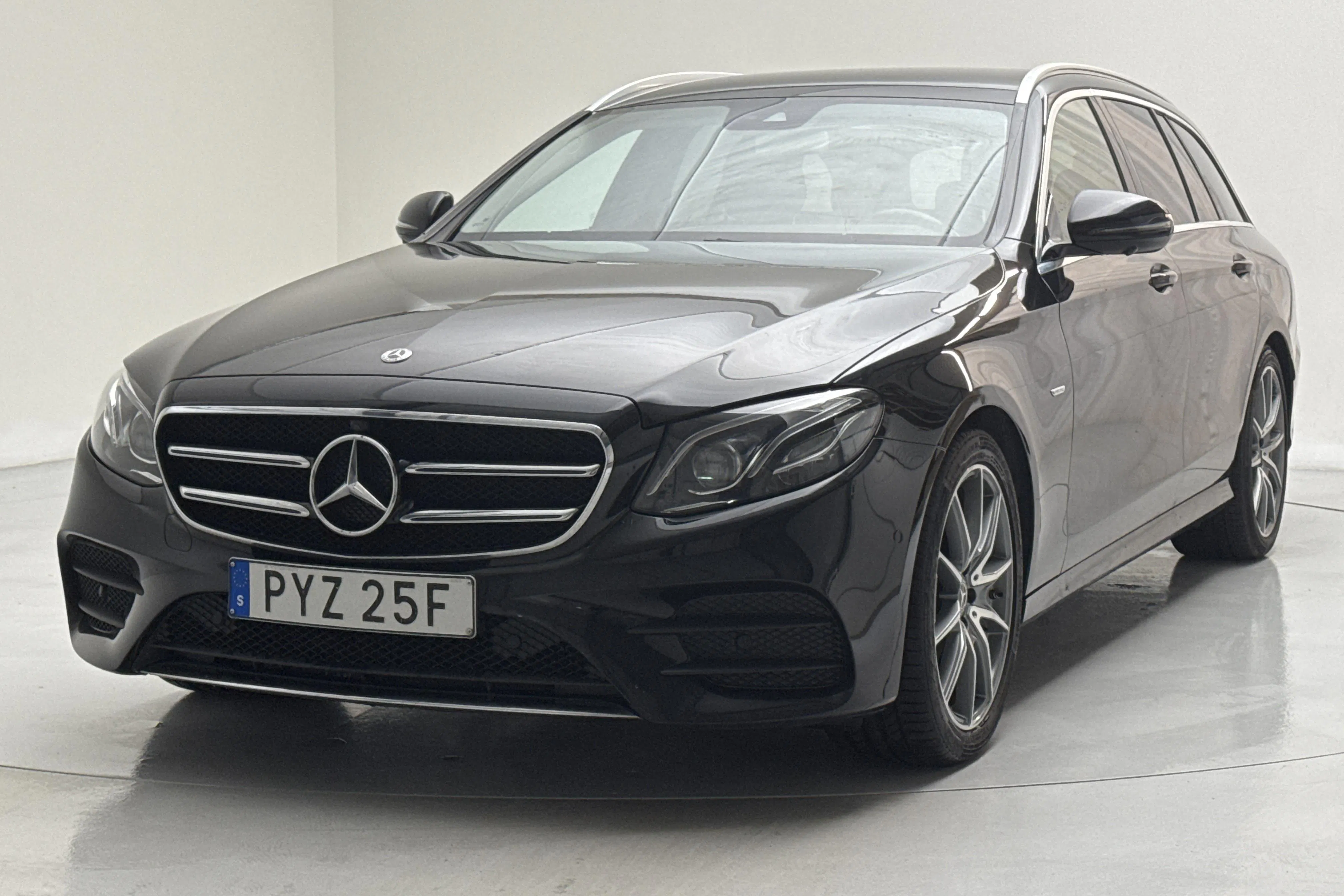 Presentation photo 1 of 15: Mercedes E 220 d Kombi S213 (194hk) - 114 480 km - Automatic - black - 2020