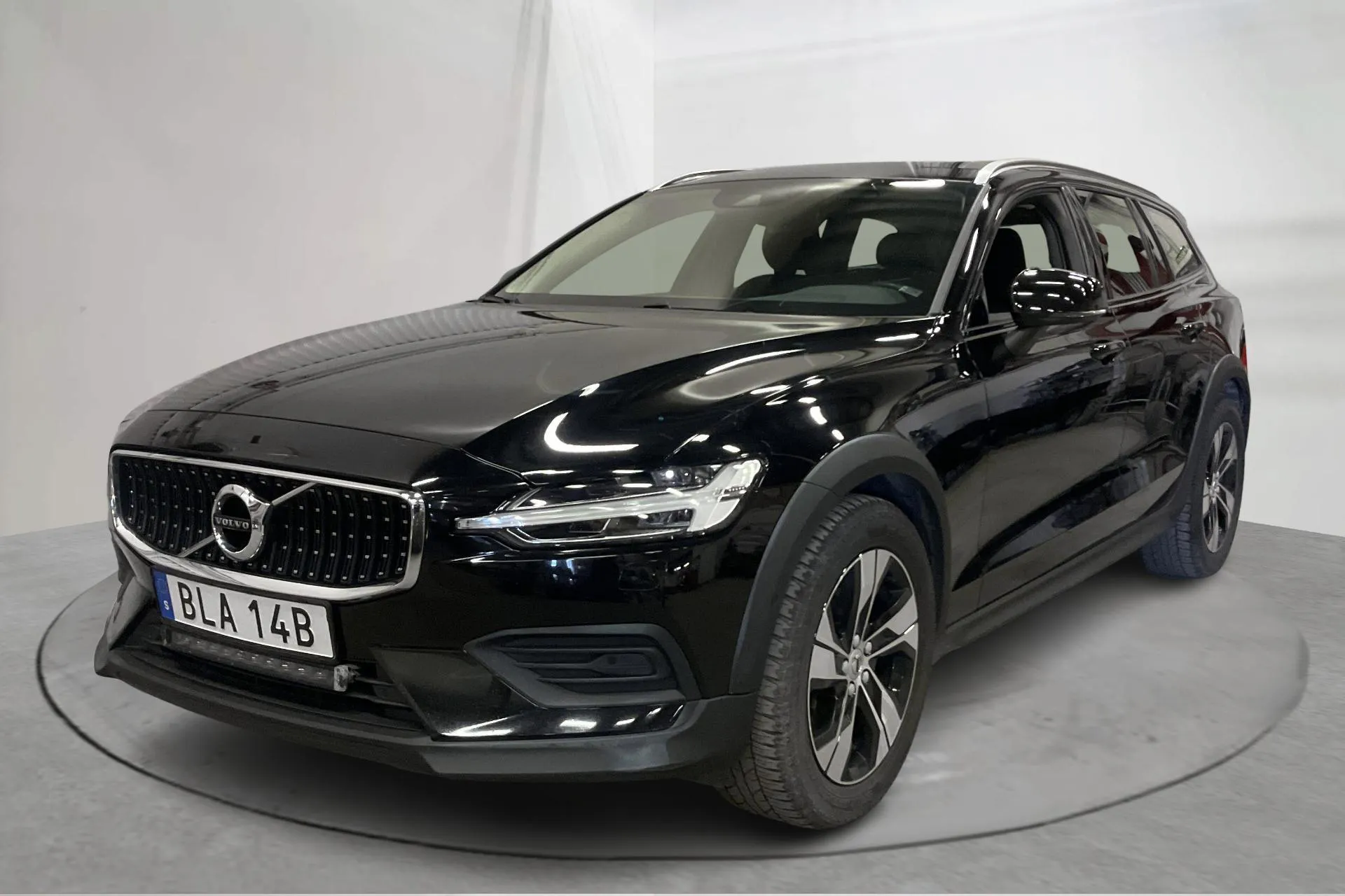 Presentationsfoto 1 av 17: Volvo V60 B4 Cross Country AWD Mildhybrid, Diesel (197hk) - 14 019 mil - Automat - svart - 2022