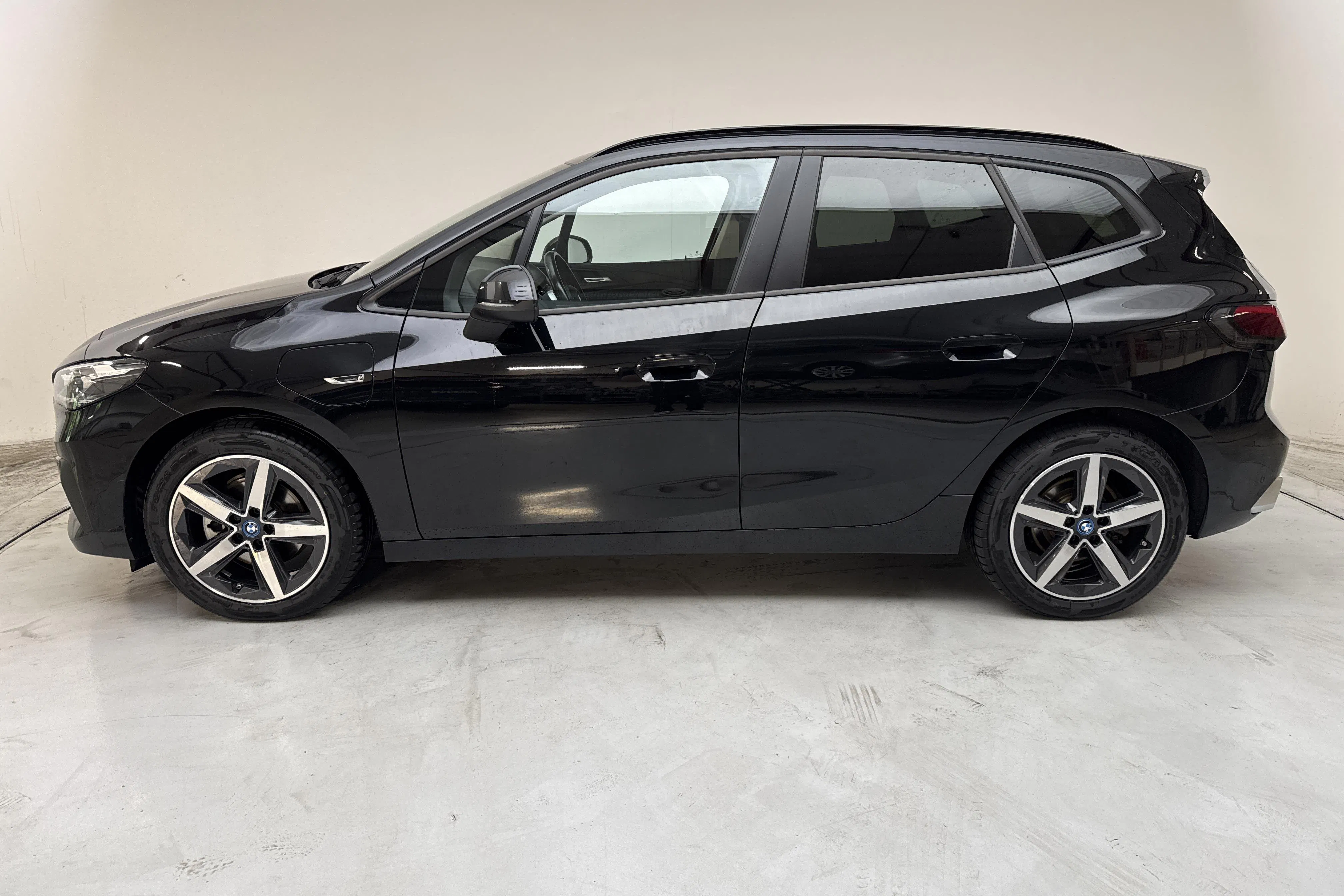 Presentationsfoto 2 av 17: BMW 225xe Active Tourer 16,3kWh, U06 (245hk) - 12 118 mil - Automat - svart - 2023