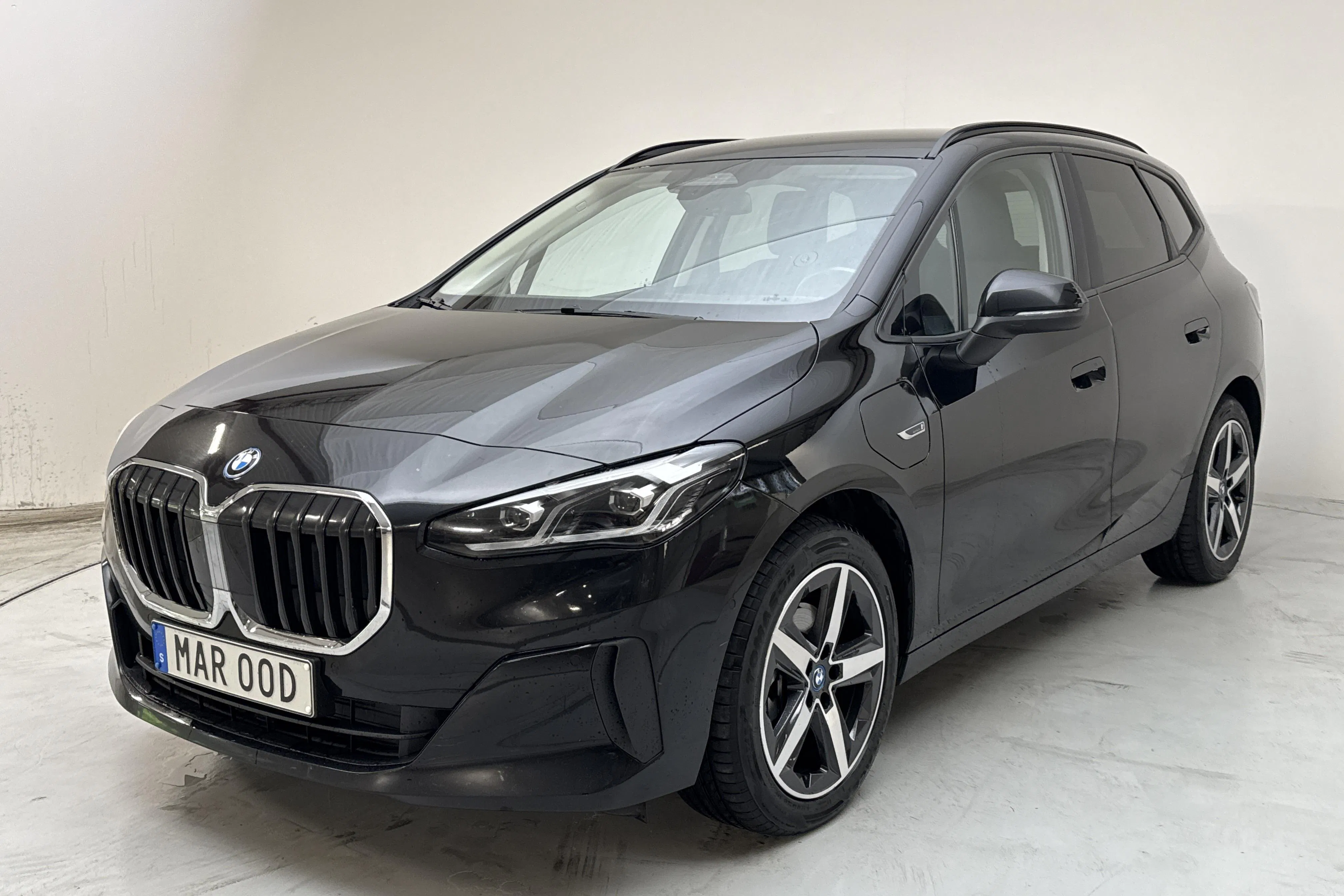 Presentationsfoto 1 av 17: BMW 225xe Active Tourer 16,3kWh, U06 (245hk) - 12 118 mil - Automat - svart - 2023