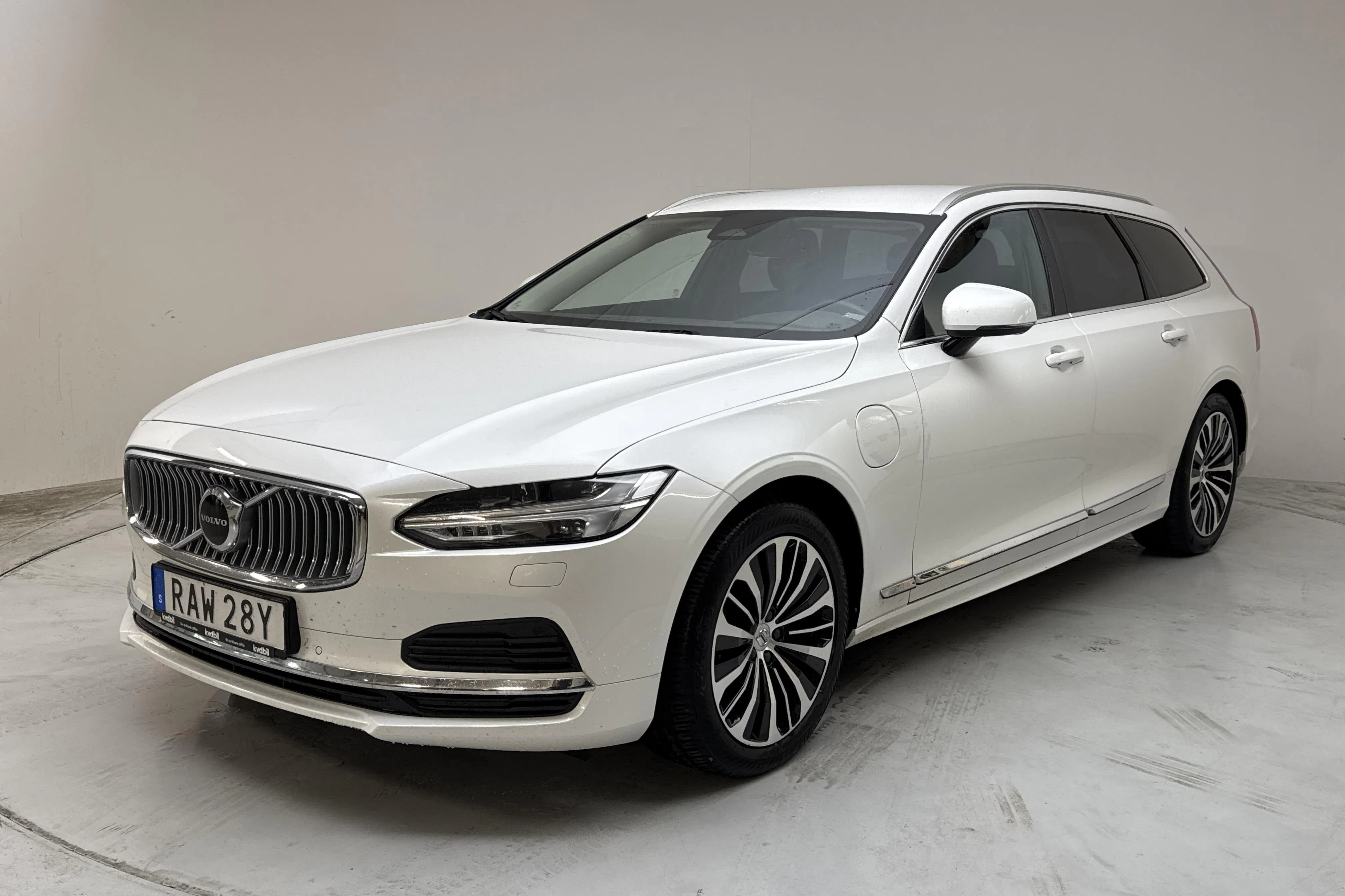 Presentationsfoto 1 av 17: Volvo V90 T6 AWD Recharge (350hk) - 13 363 mil - Automat - vit - 2024