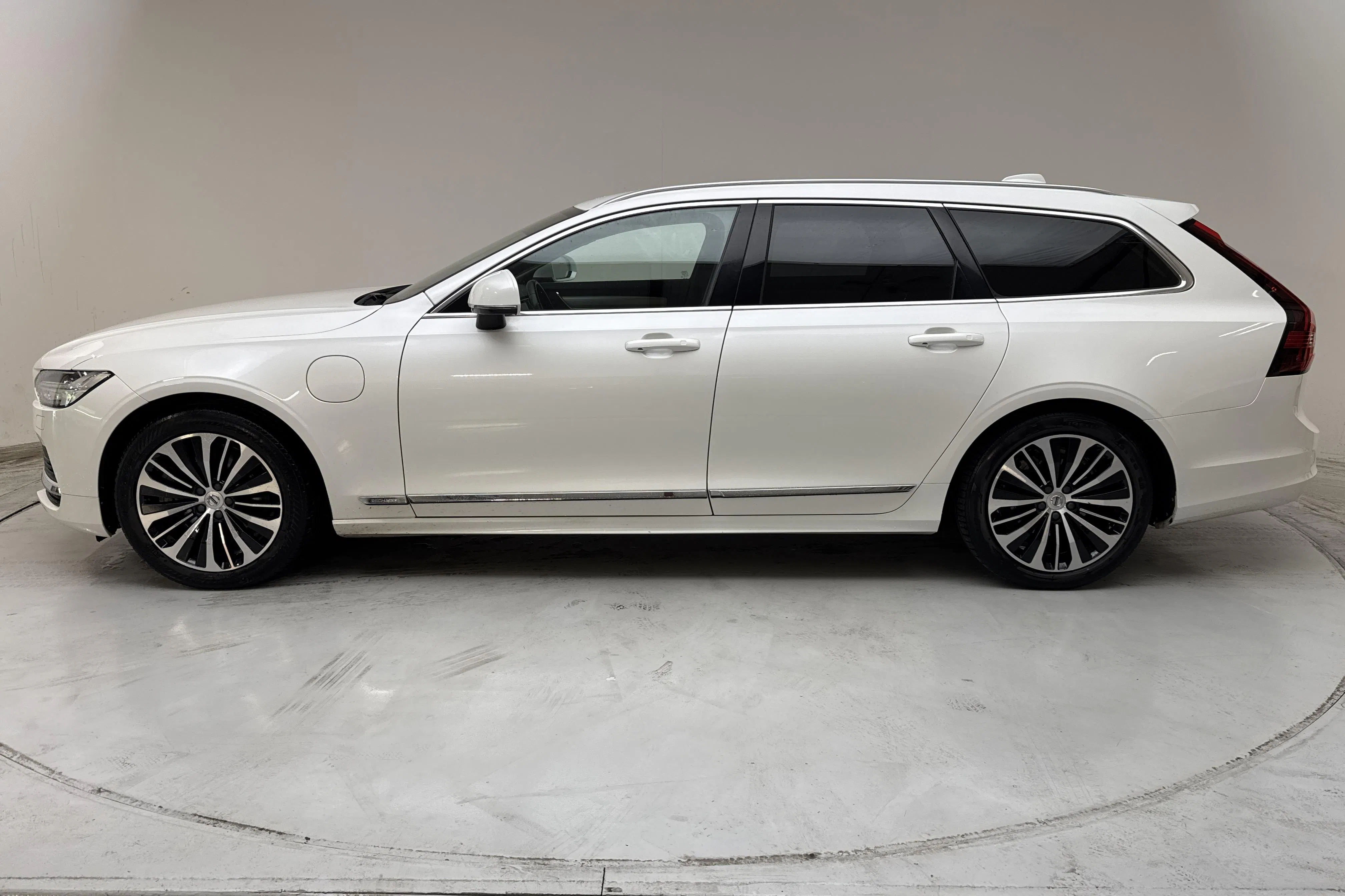 Presentationsfoto 2 av 17: Volvo V90 T6 AWD Recharge (350hk) - 13 363 mil - Automat - vit - 2024