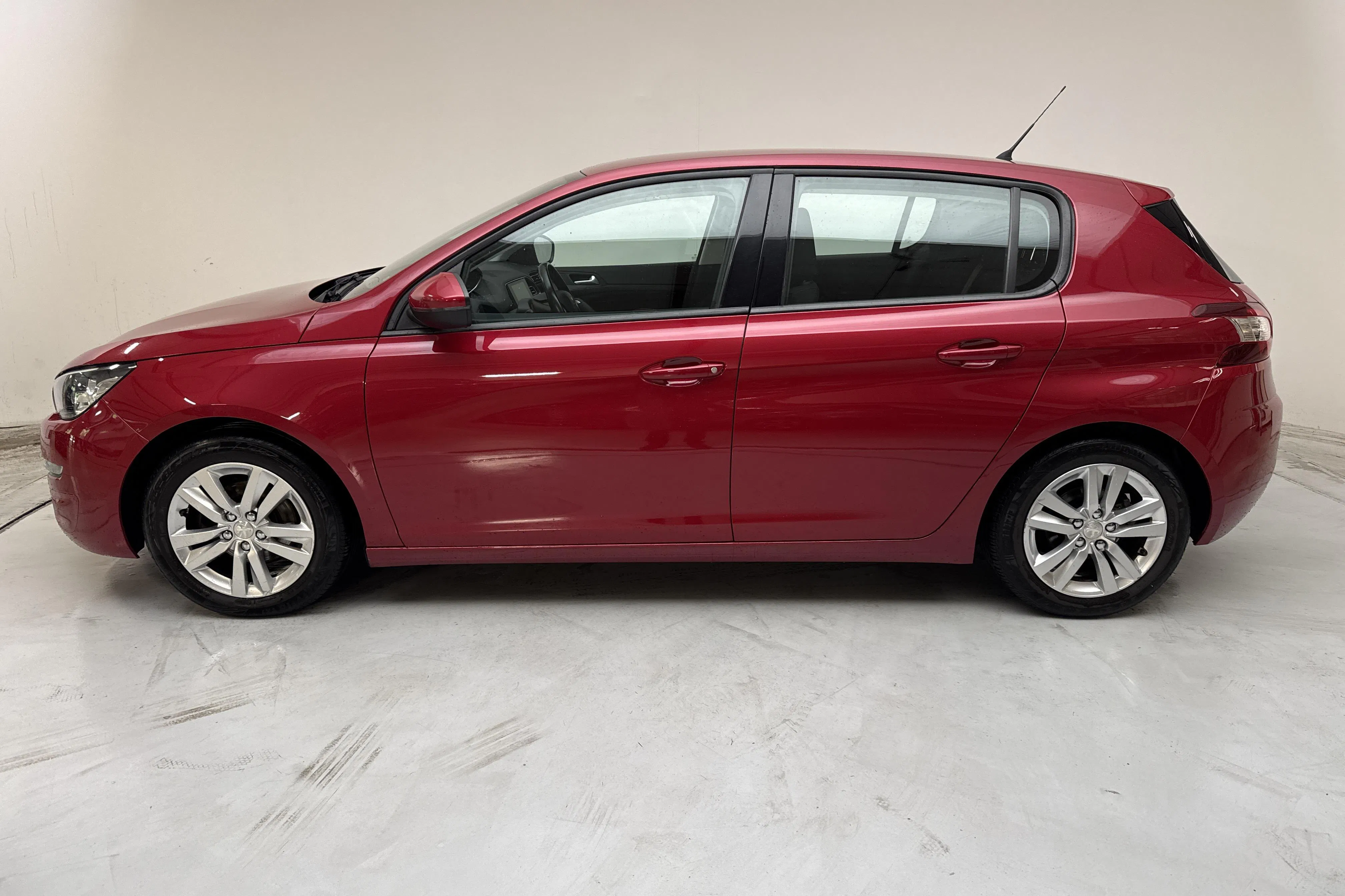 Presentationsfoto 2 av 13: Peugeot 308 PureTech 5dr (130hk) - 10 649 mil - Automat - Ljusröd - 2016